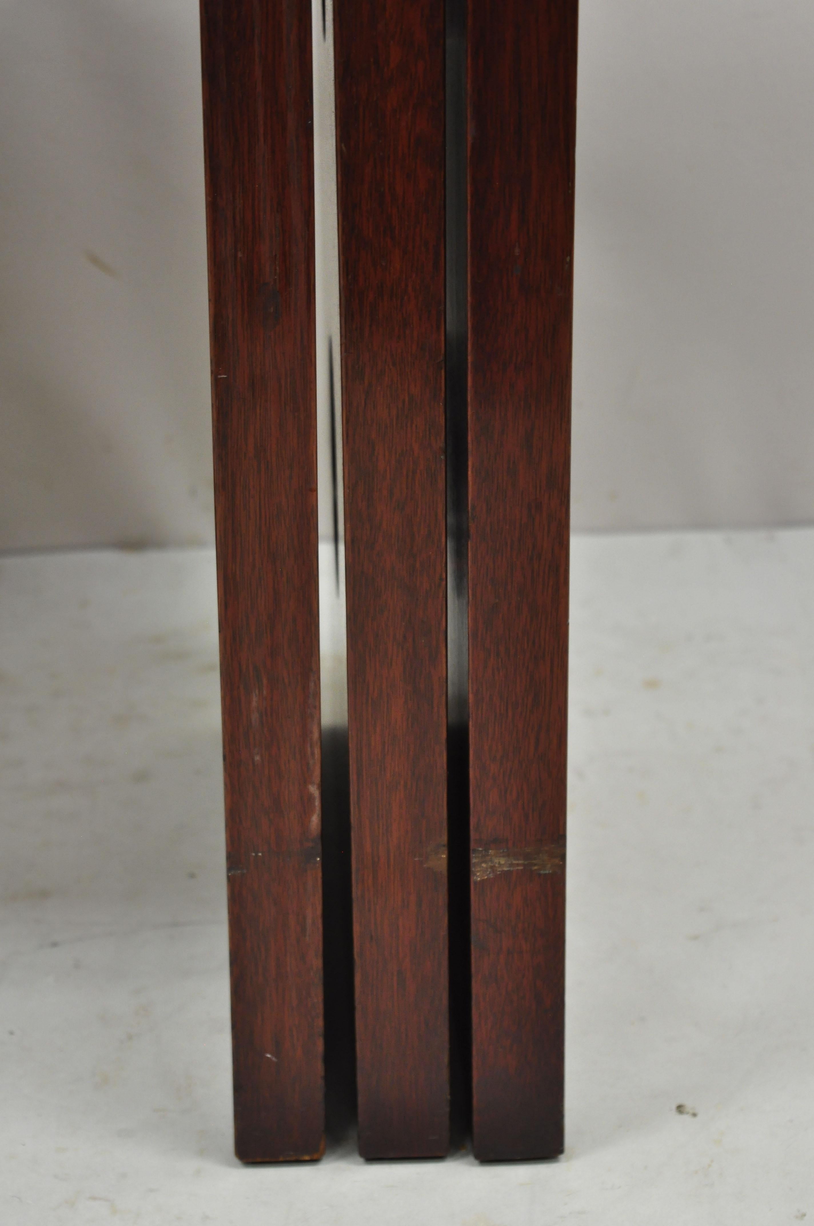 Tables d'appoint gigognes Art Déco modernes du milieu du siècle dernier en acajou et plateau en verre de James Mont en vente 2