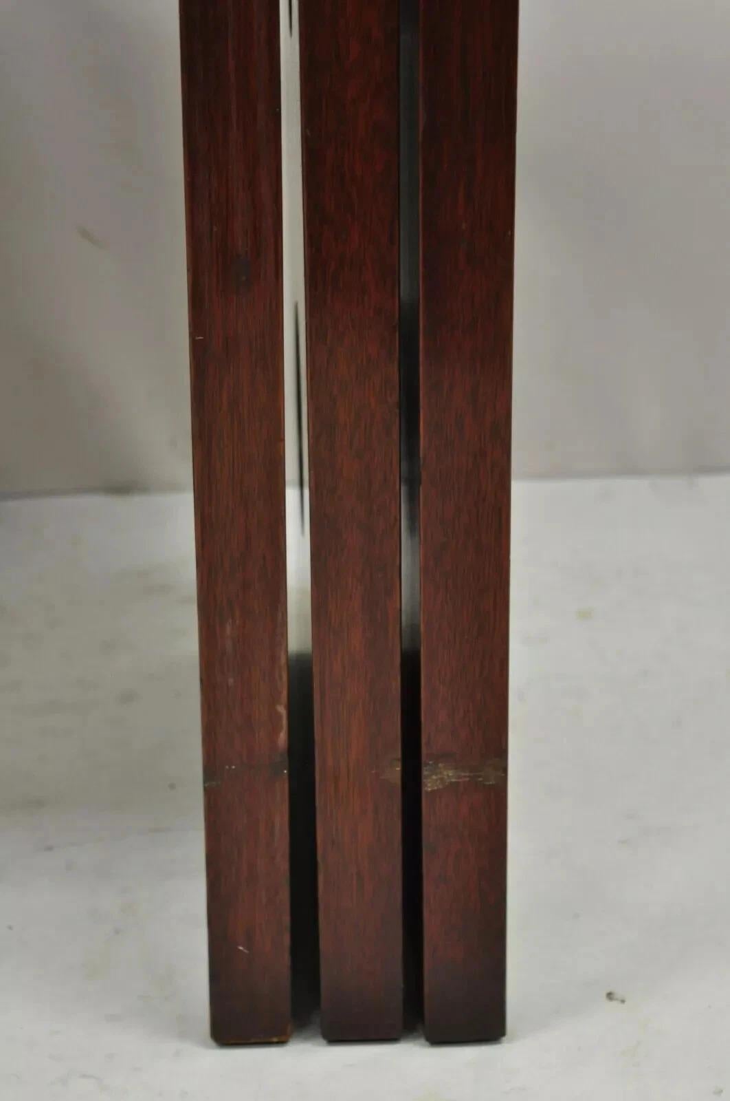 Tables d'appoint gigognes Art déco mi-siècle modernes en acajou et plateau en verre de James Mont en vente 3