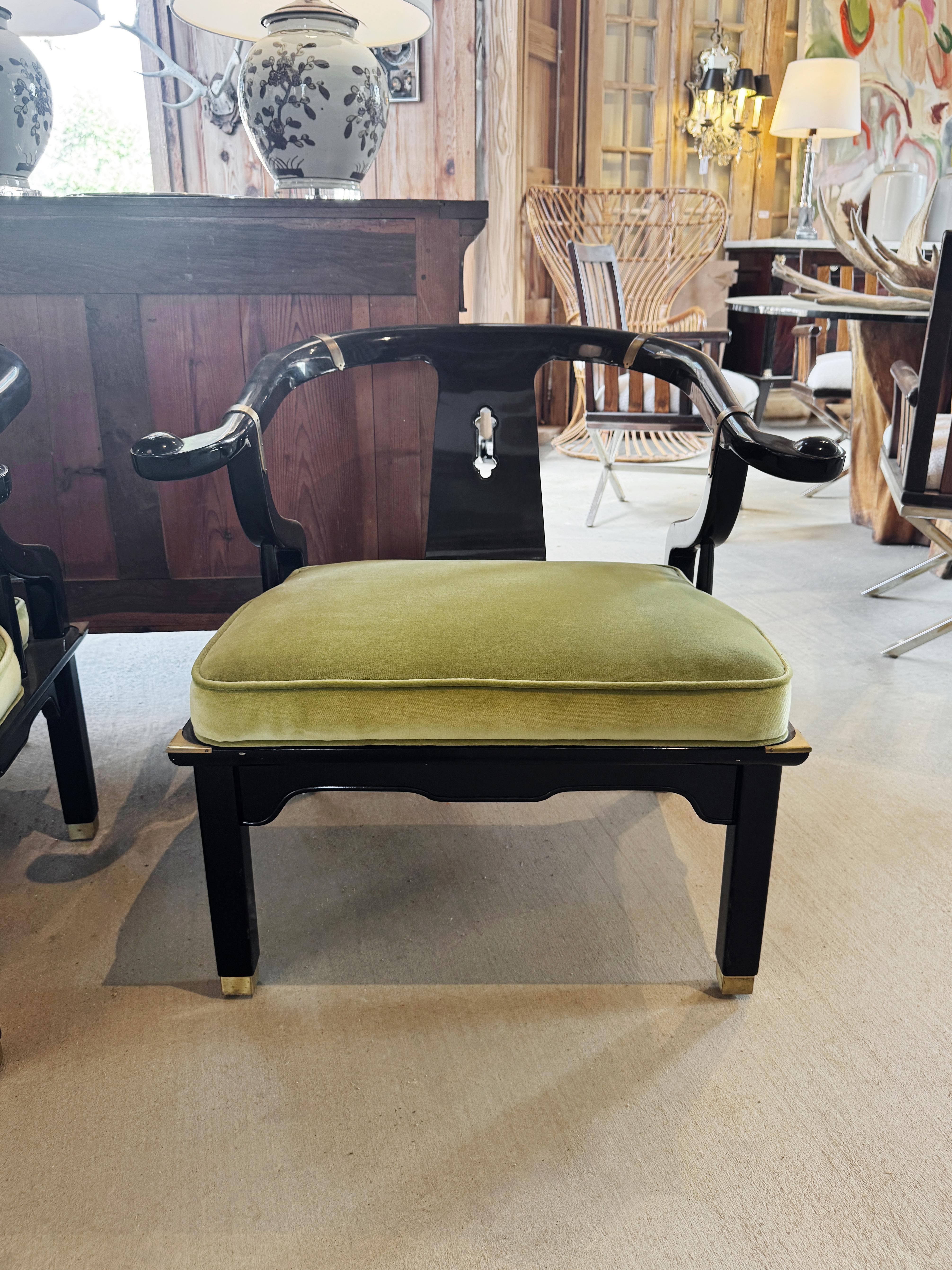 Fin du 20e siècle Paire de chaises en laque noire et laiton de style Ming Ming, de James Mont en vente