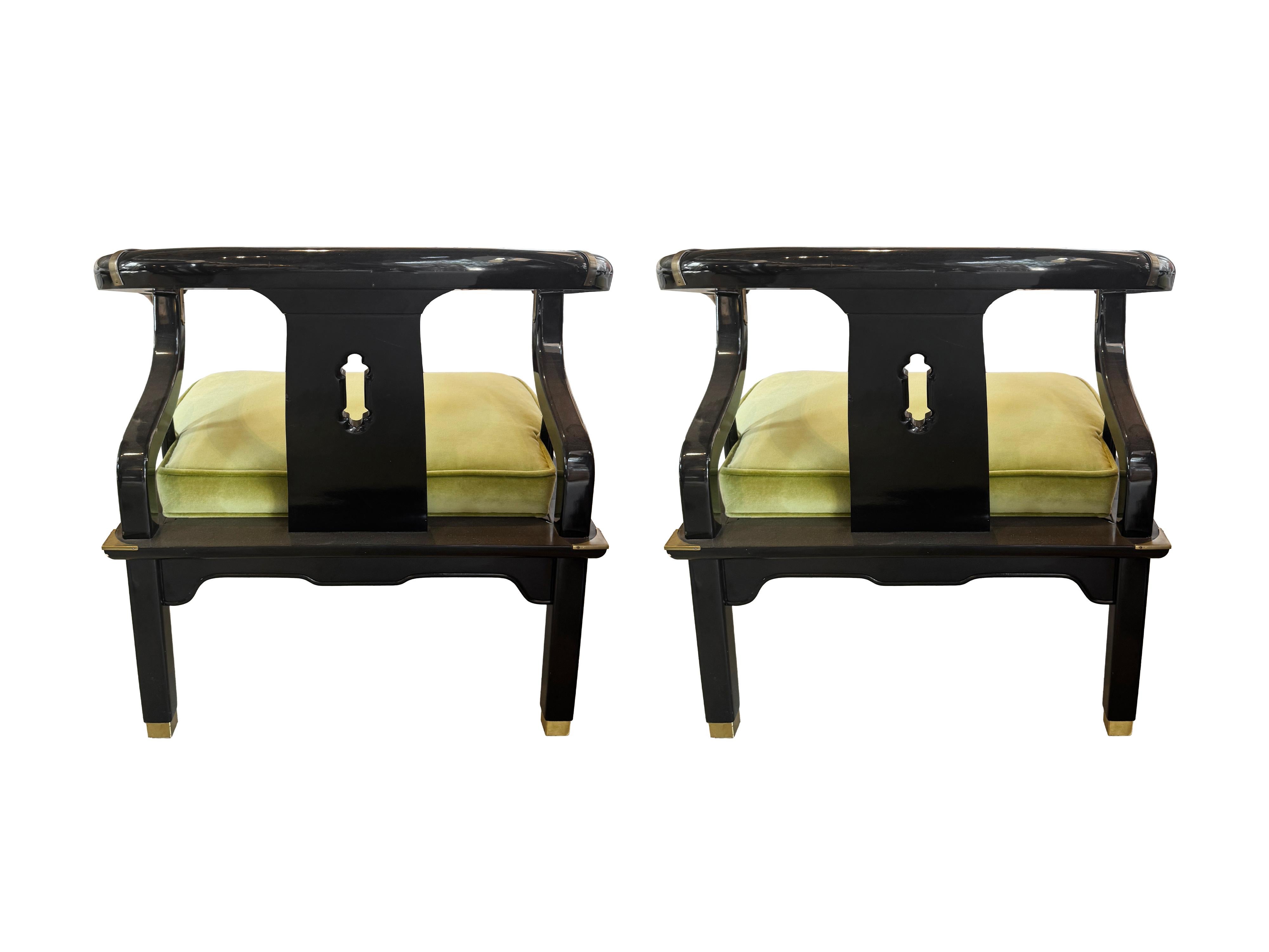 Chaise basse de style Ming à dossier en empiècement laqué noir dans le style de James Mont. circa, midcentury-1970s. Rembourré en velours de performance dans une merveilleuse nuance de vert.  

une paire est disponible 

Ces chaises de collection