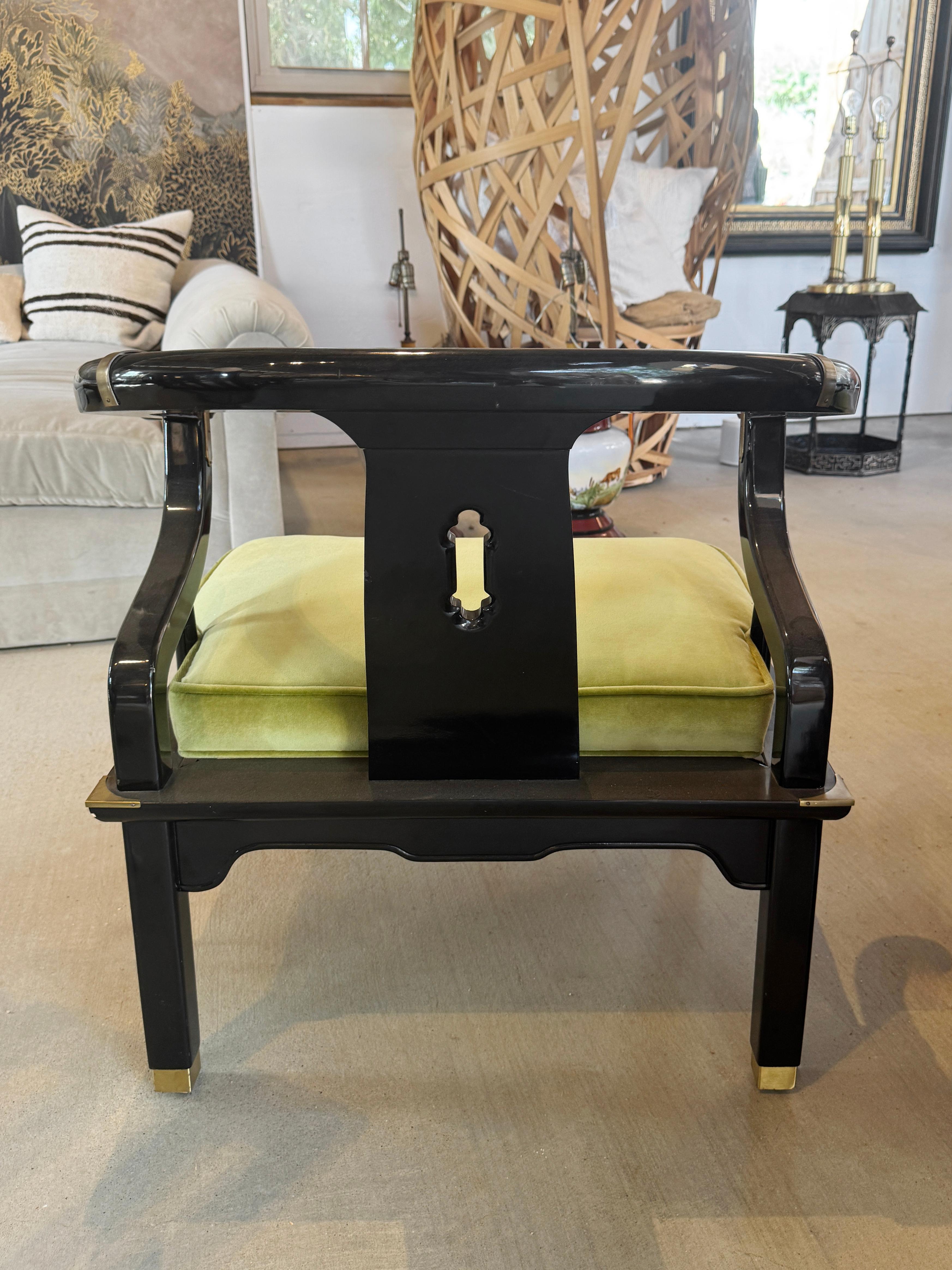 Laiton Paire de chaises en laque noire et laiton de style Ming Ming, de James Mont en vente