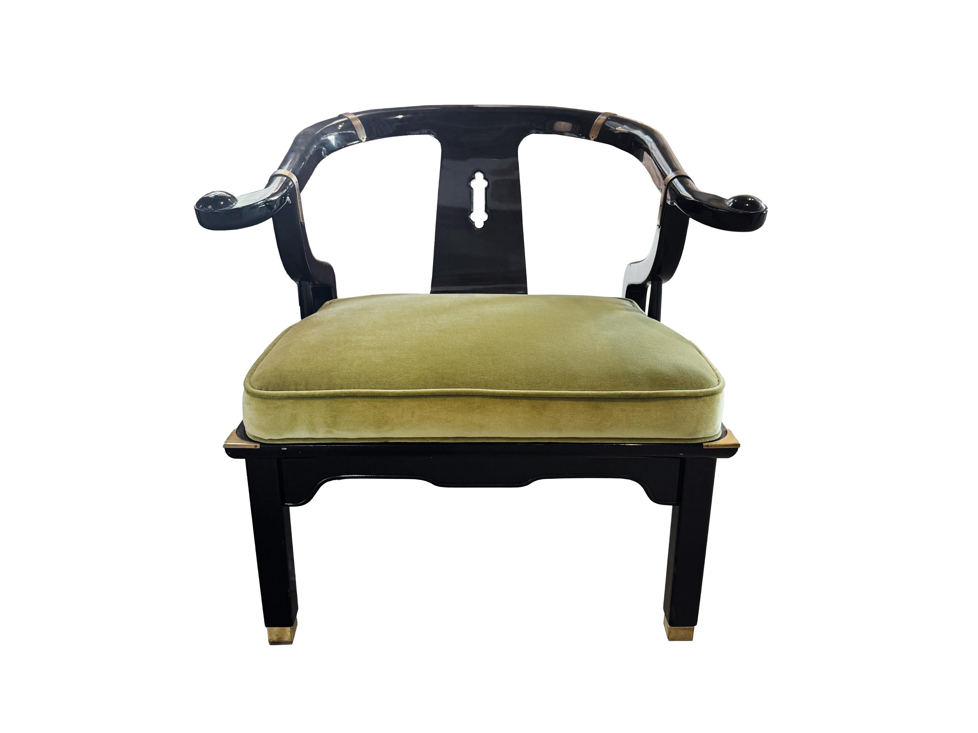 Hollywood Regency Paire de chaises en laque noire et laiton de style Ming Ming, de James Mont en vente