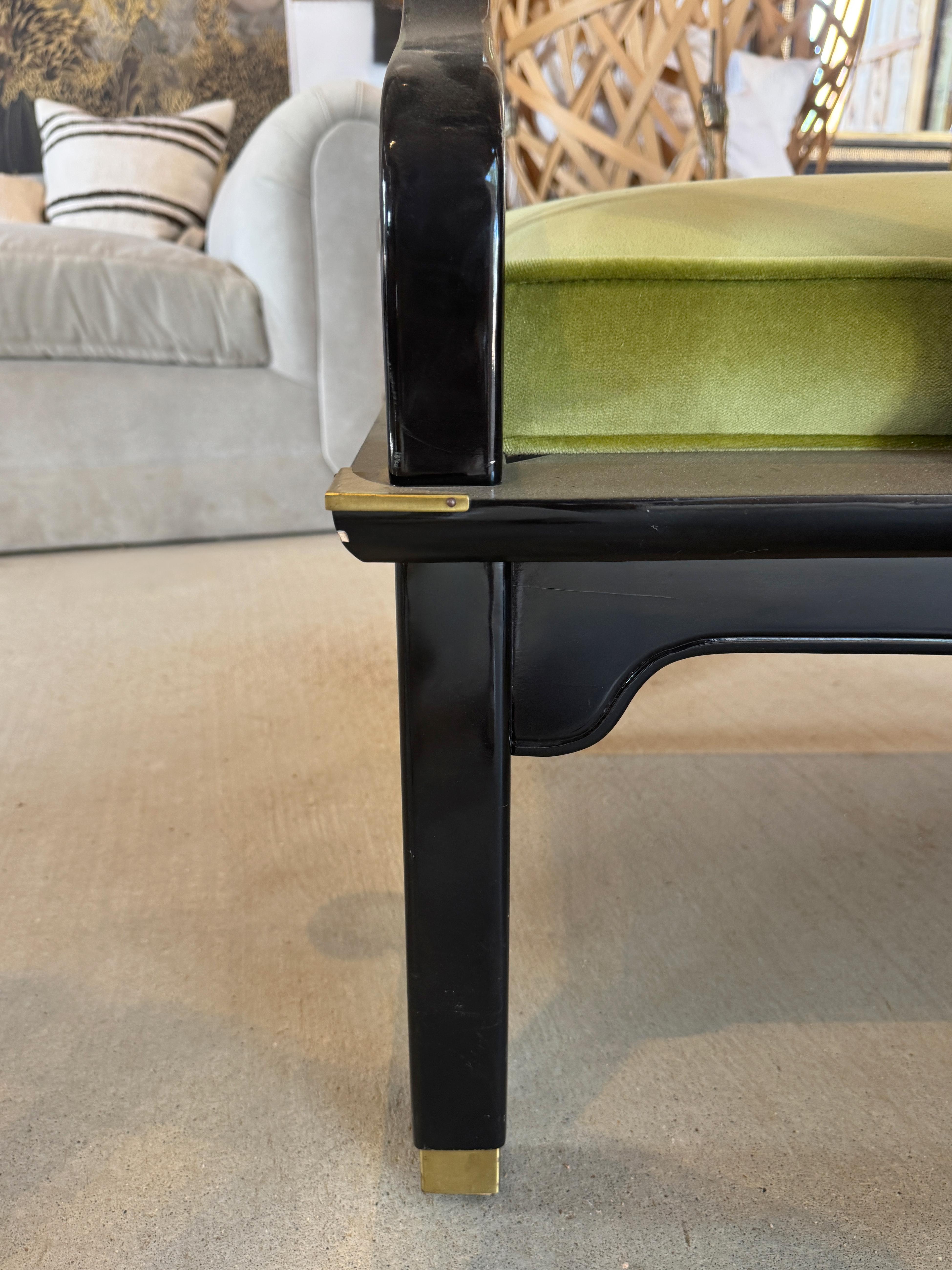 Paire de chaises en laque noire et laiton de style Ming Ming, de James Mont en vente 1