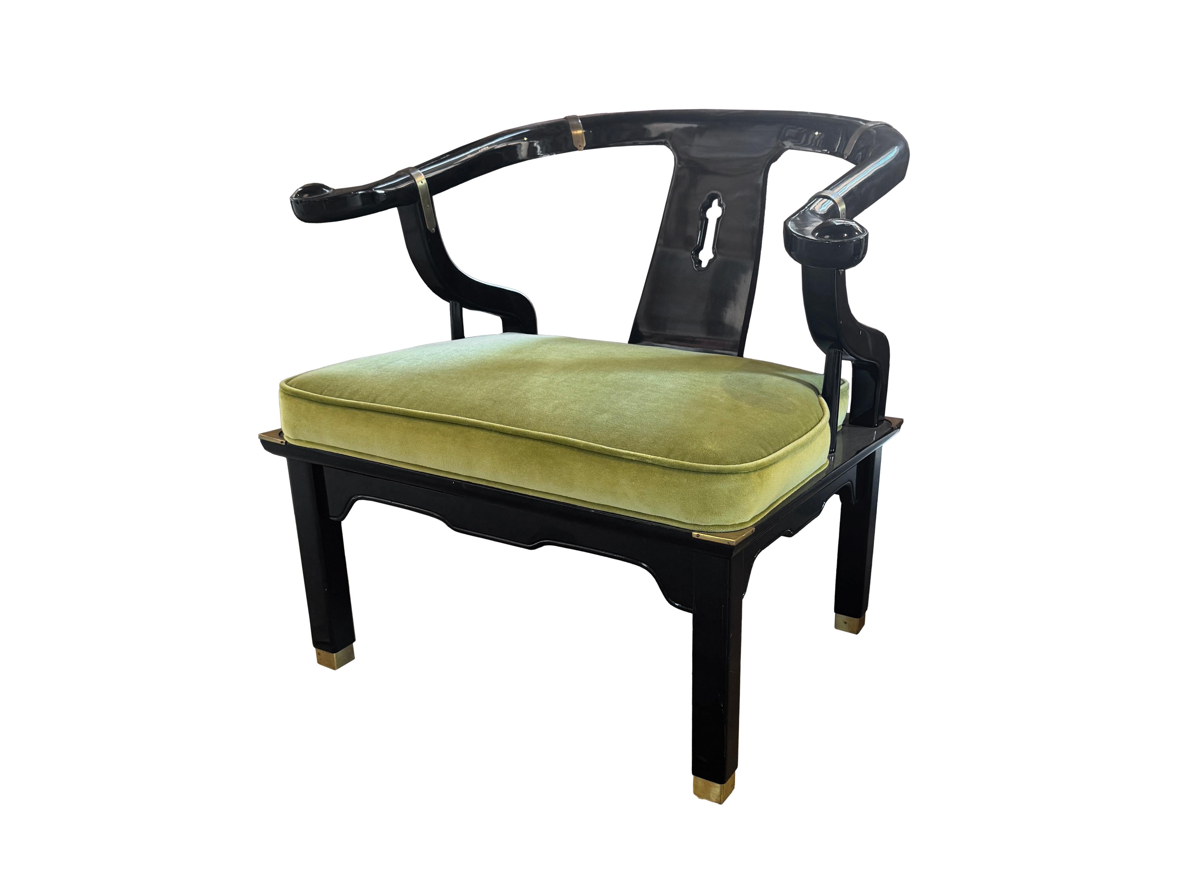 Laqué Paire de chaises en laque noire et laiton de style Ming Ming, de James Mont en vente