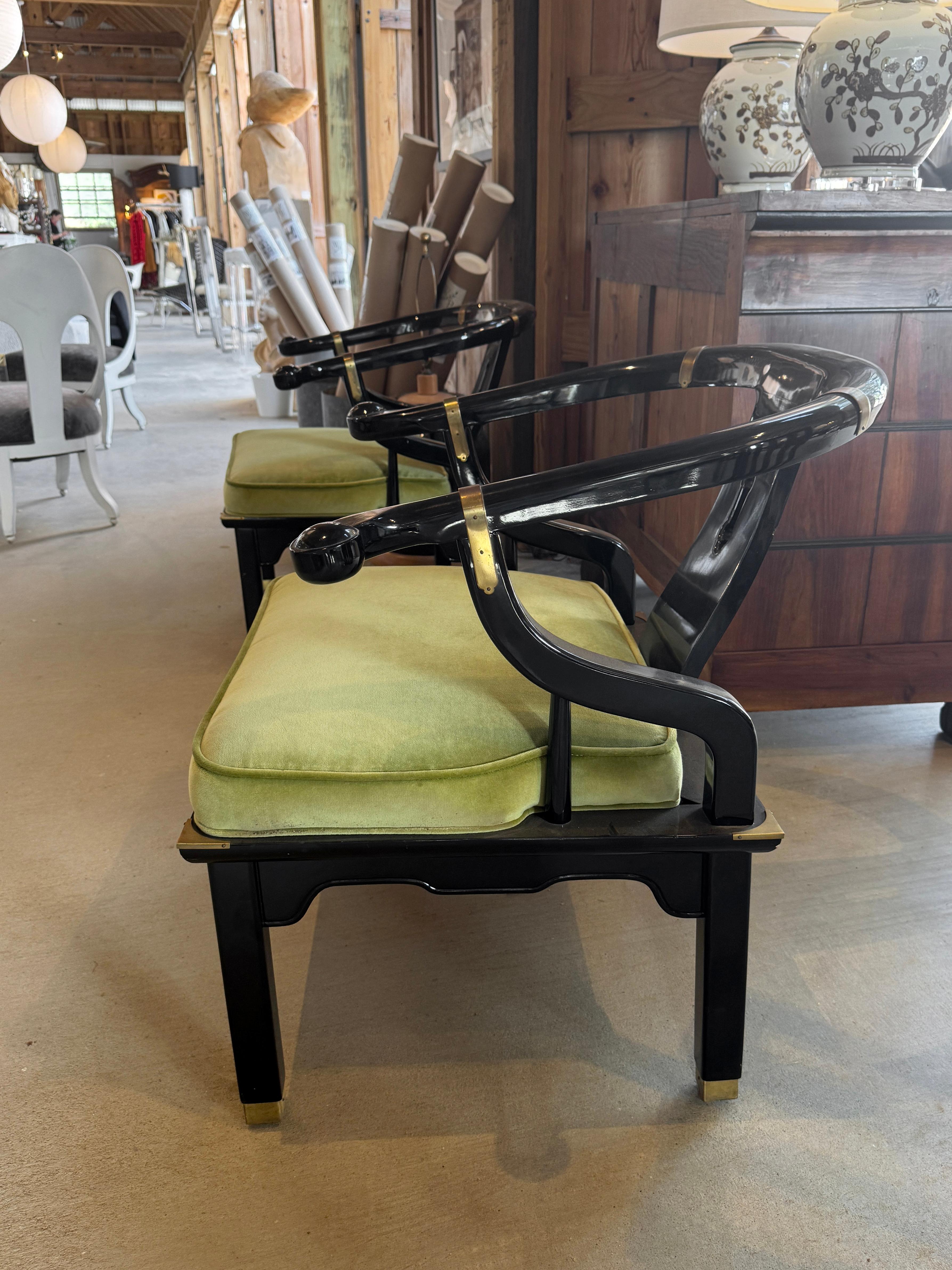 Paire de chaises en laque noire et laiton de style Ming Ming, de James Mont en vente 2