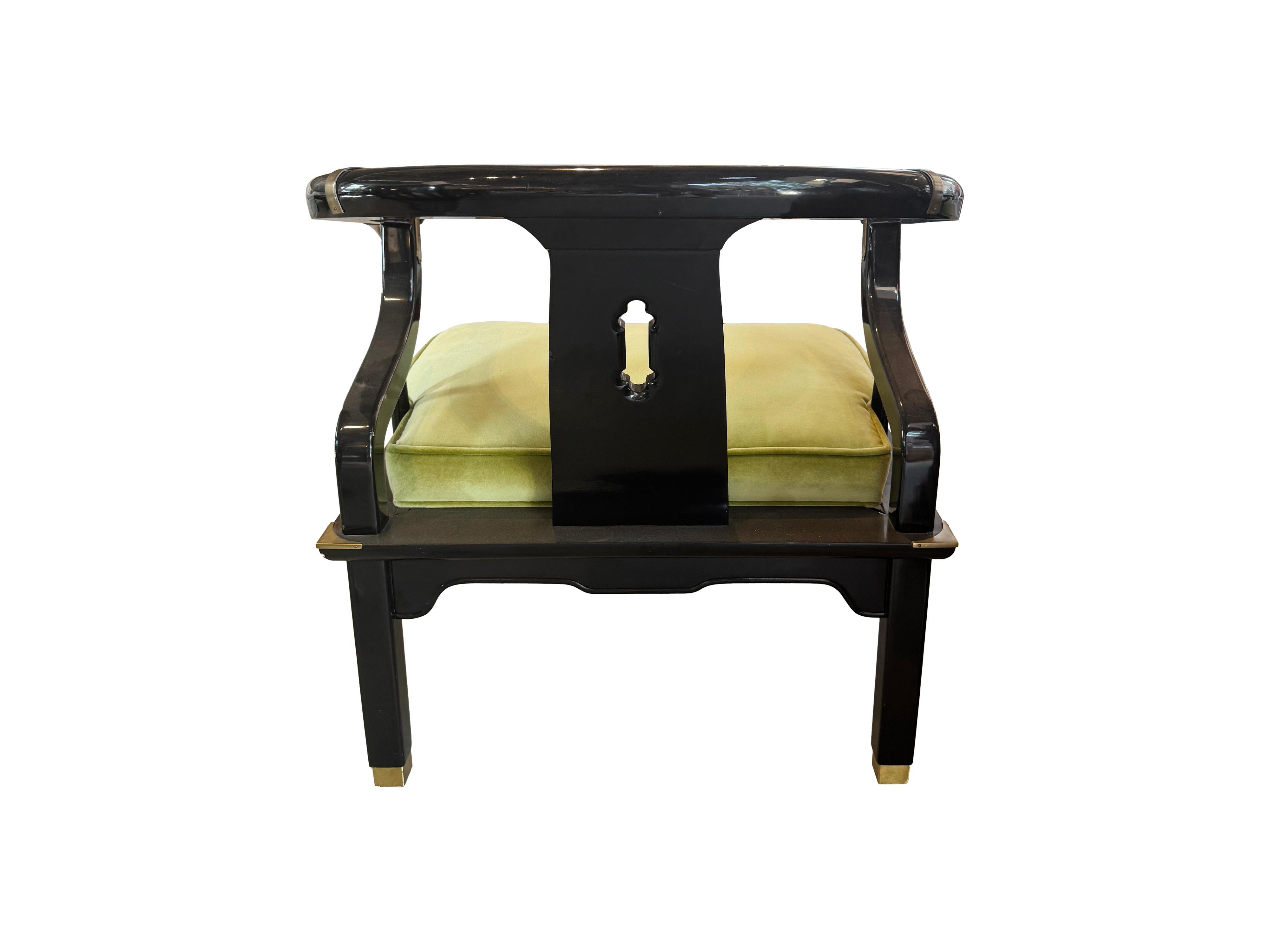 Paire de chaises en laque noire et laiton de style Ming Ming, de James Mont Bon état - En vente à Wichita, KS