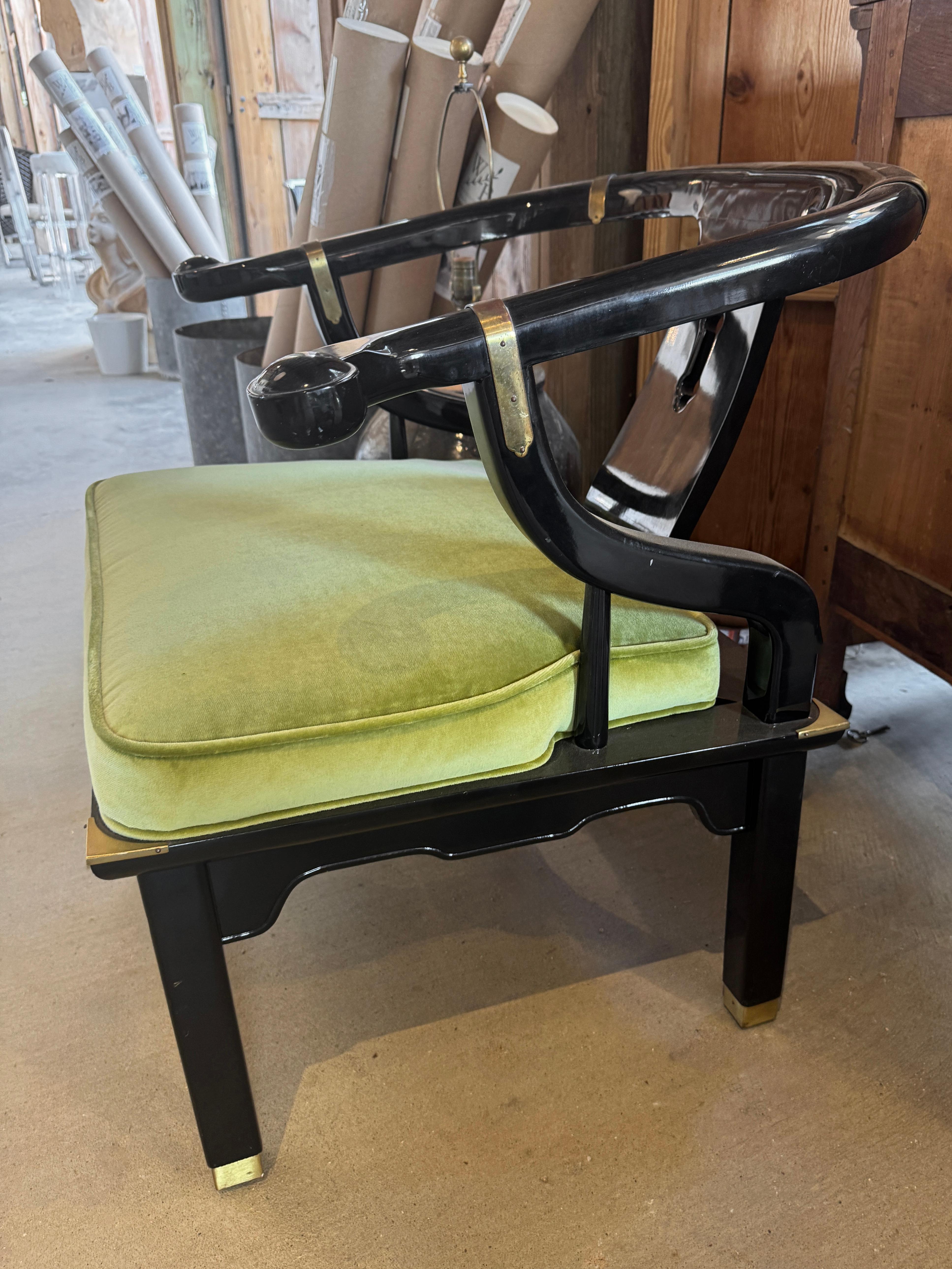 Paire de chaises en laque noire et laiton de style Ming Ming, de James Mont en vente 3