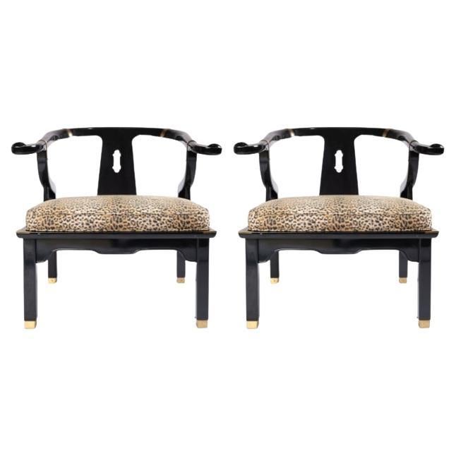 Sillas James Mont estilo Ming de laca negra y latón, un par. Cuatro disponibles.