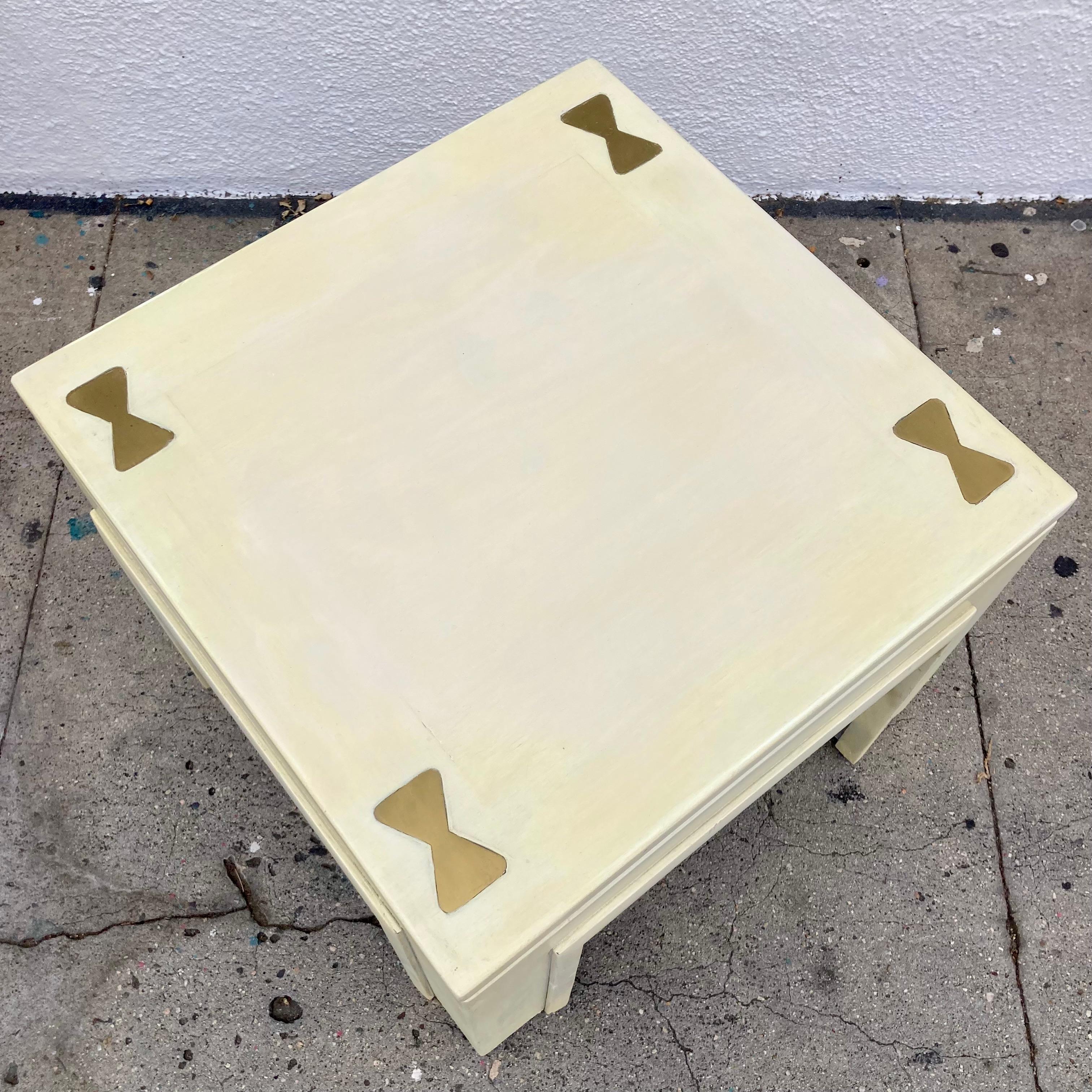 Milieu du XXe siècle Table de cocktail de style James Mont Ming avec inserts en laiton en vente