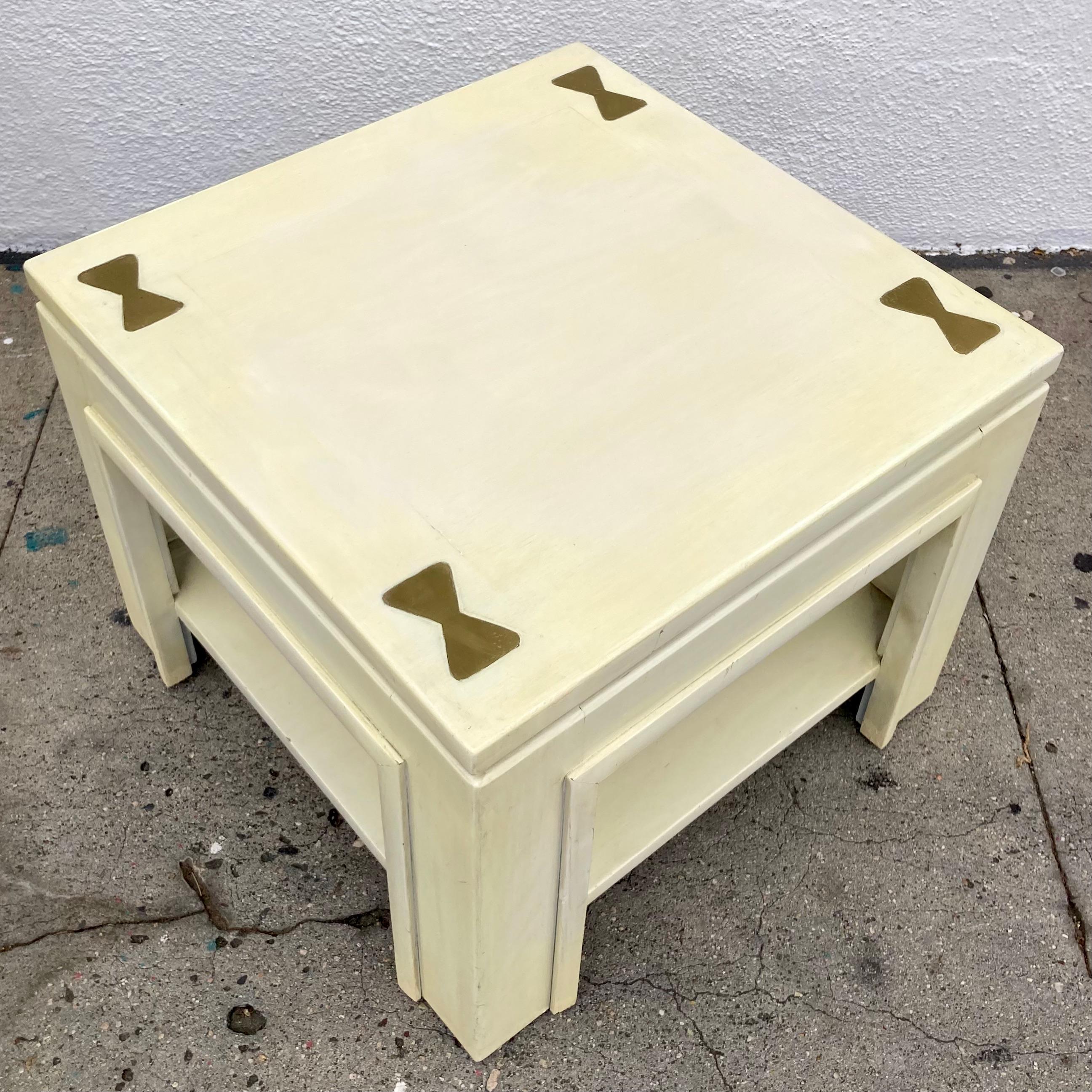 Bois Table de cocktail de style James Mont Ming avec inserts en laiton en vente