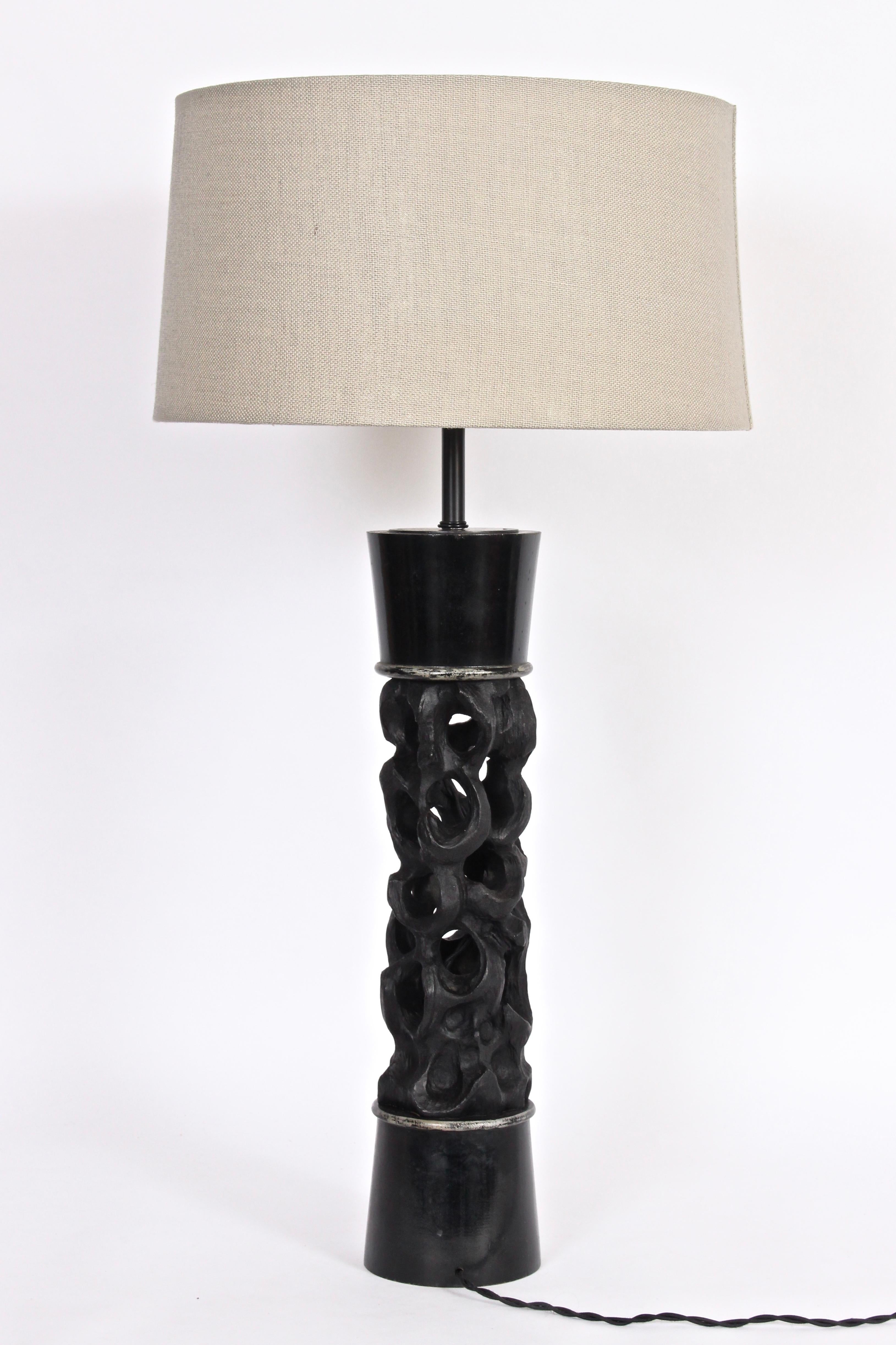 Bemerkenswerte geschnitzte Tischlampe aus ebonisiertem Holz von James Mont, um 1950 im Angebot 5