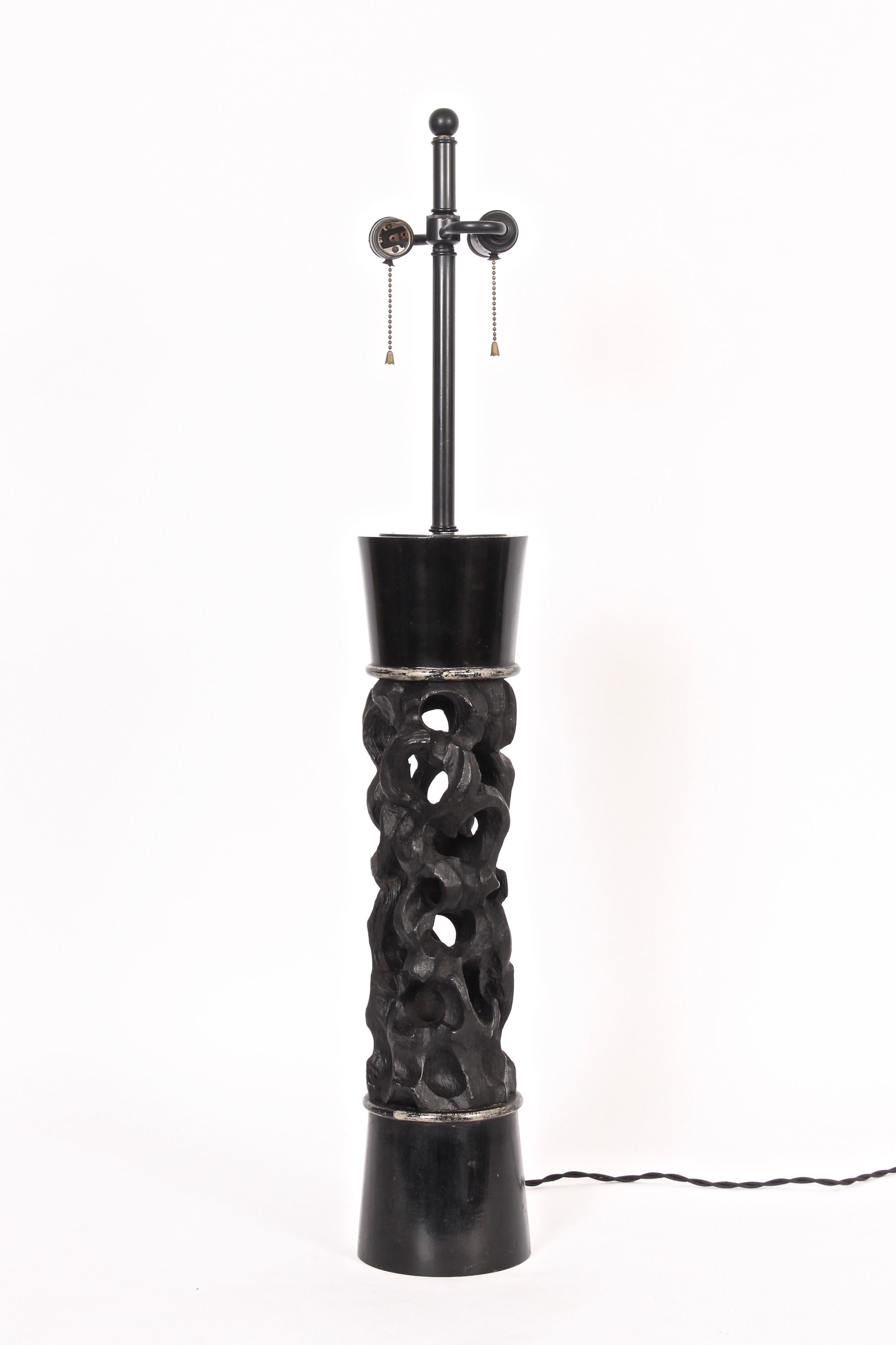 Bemerkenswerte geschnitzte Tischlampe aus ebonisiertem Holz von James Mont, um 1950 (Hollywood Regency) im Angebot