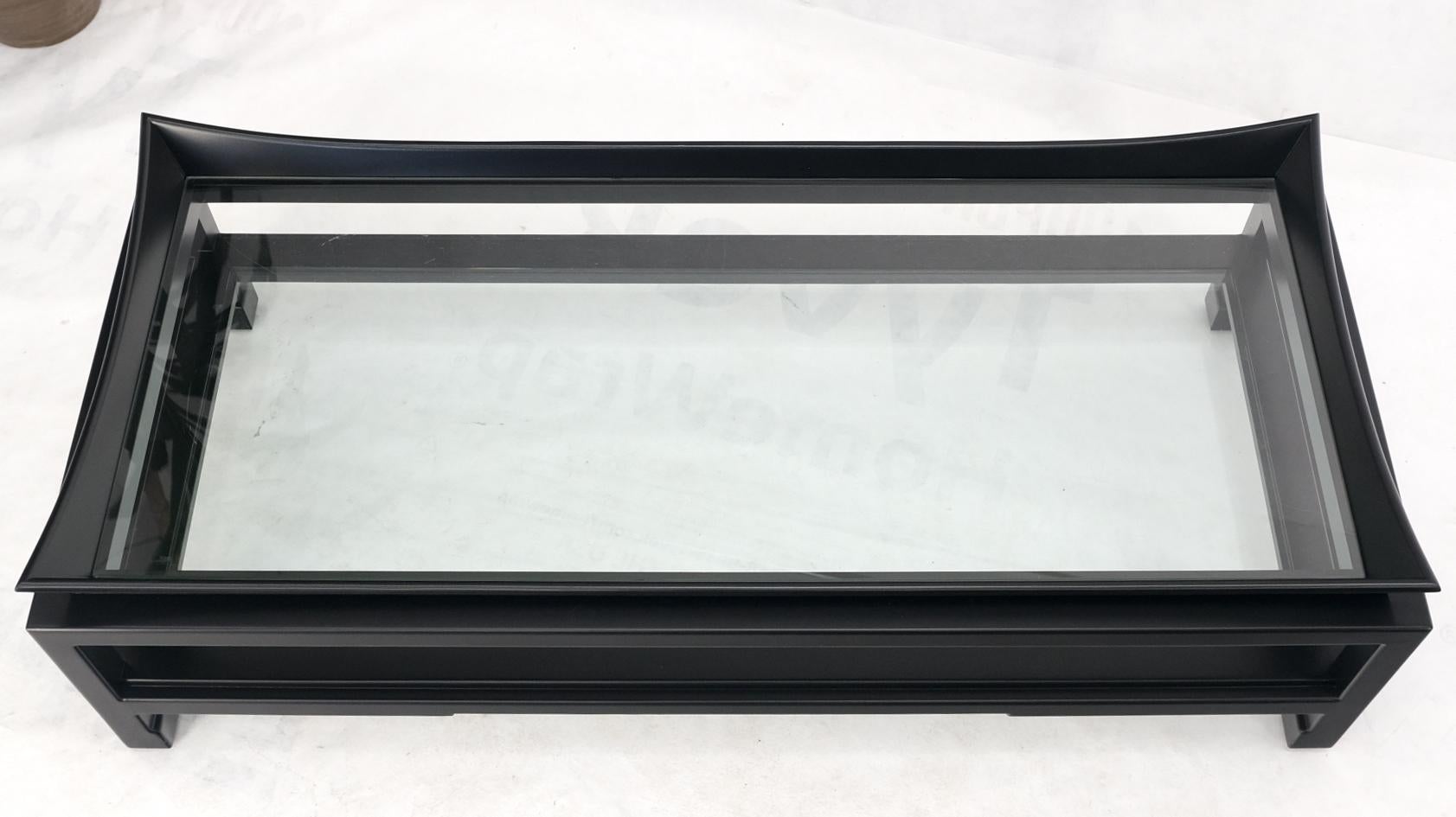 James Mont table basse rectangulaire en verre laqué noir Deco mid-century. Table basse à deux plateaux en verre.