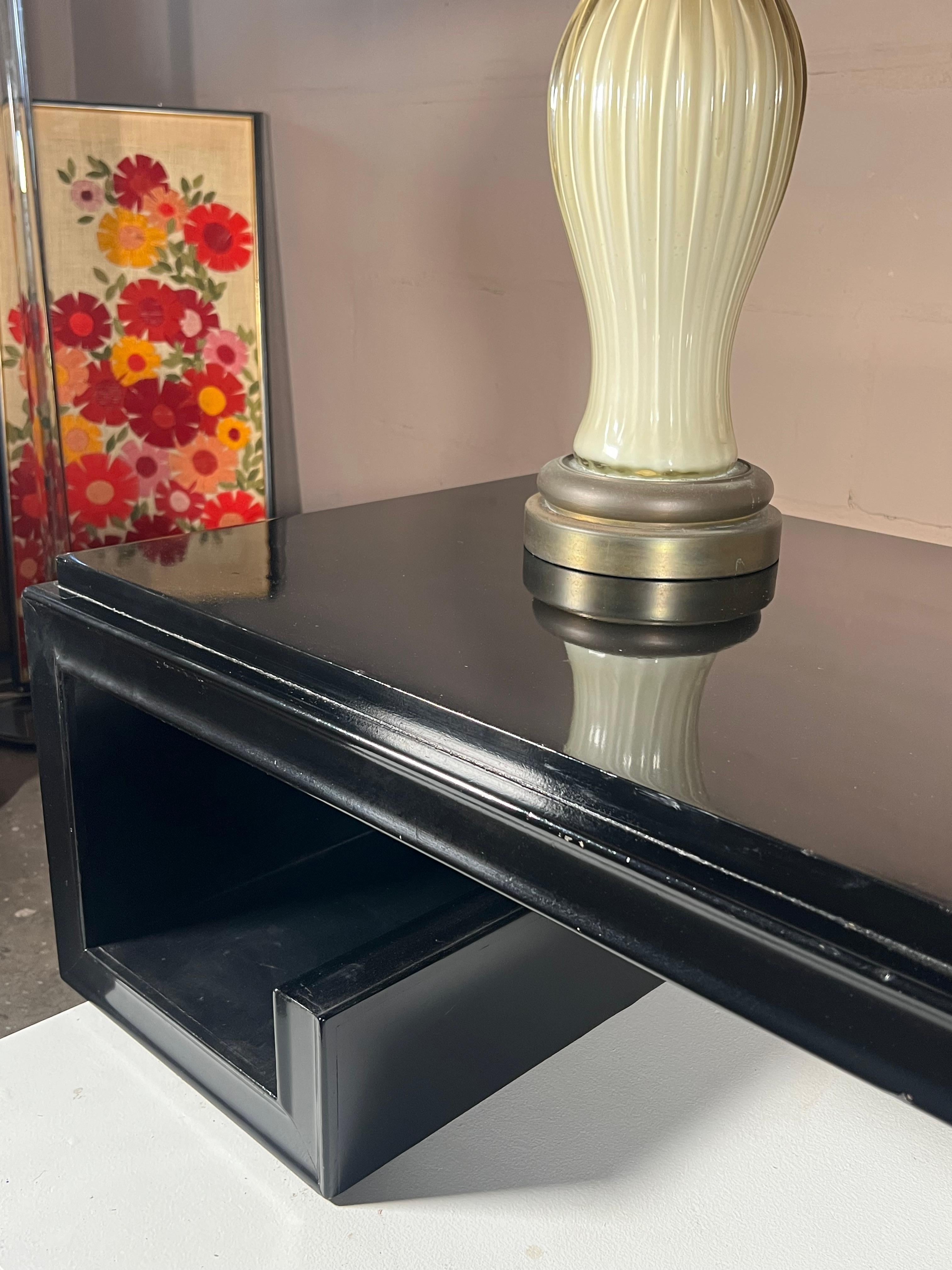 Moderne Table basse signée James Mont, style clé grecque, vers 1950 en vente