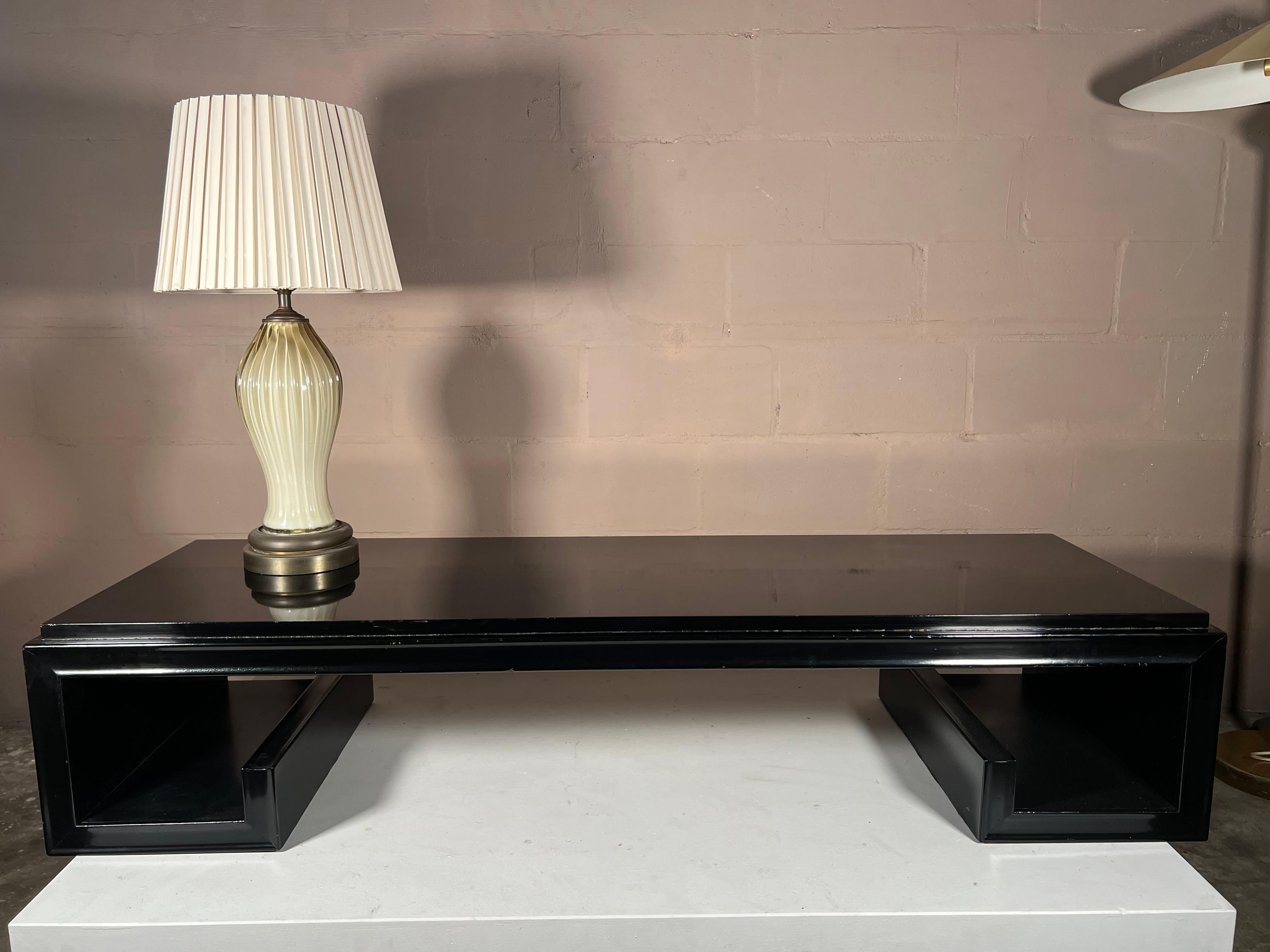 Table basse signée James Mont, style clé grecque, vers 1950 Bon état - En vente à St.Petersburg, FL