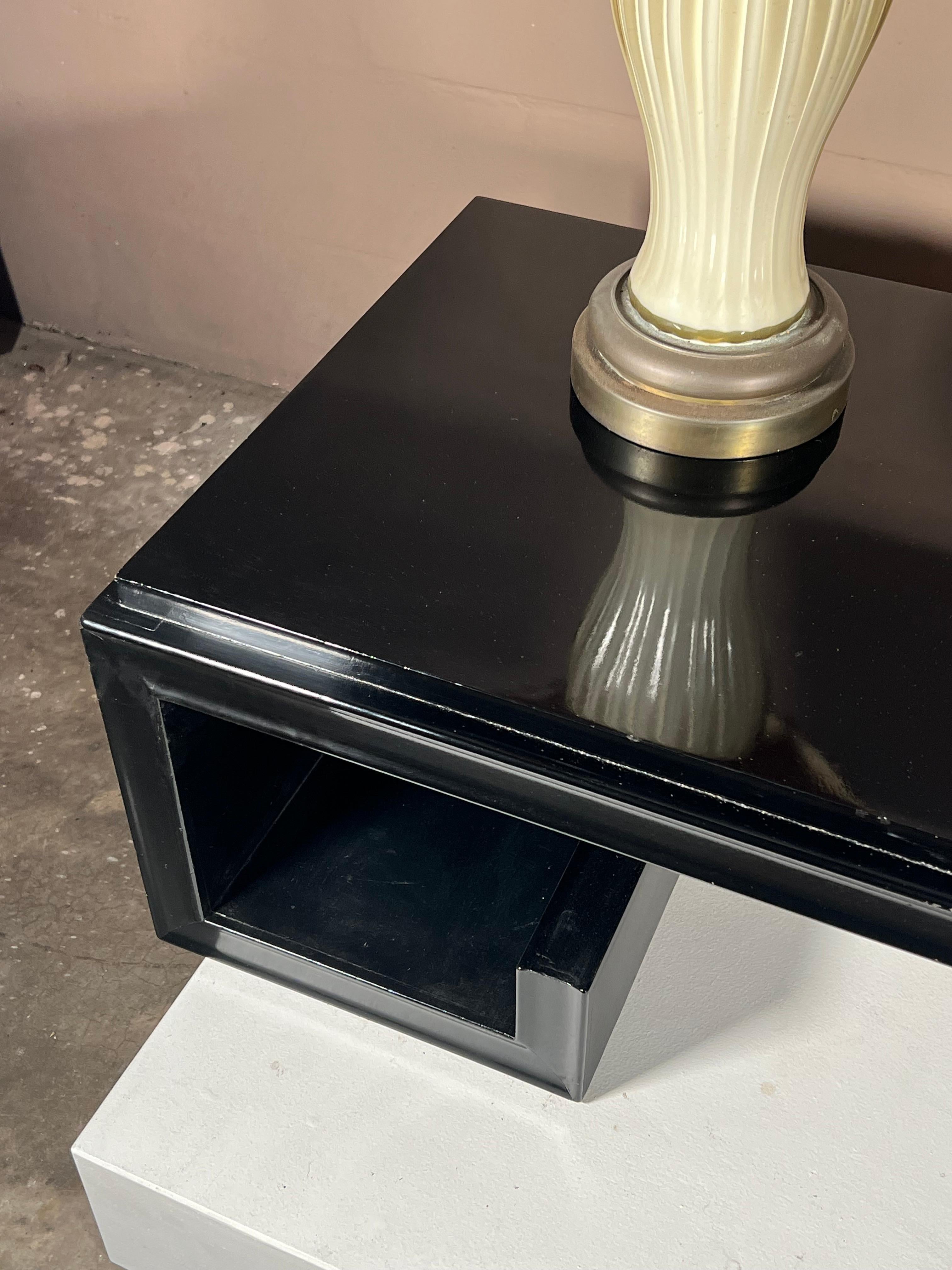 Milieu du XXe siècle Table basse signée James Mont, style clé grecque, vers 1950 en vente
