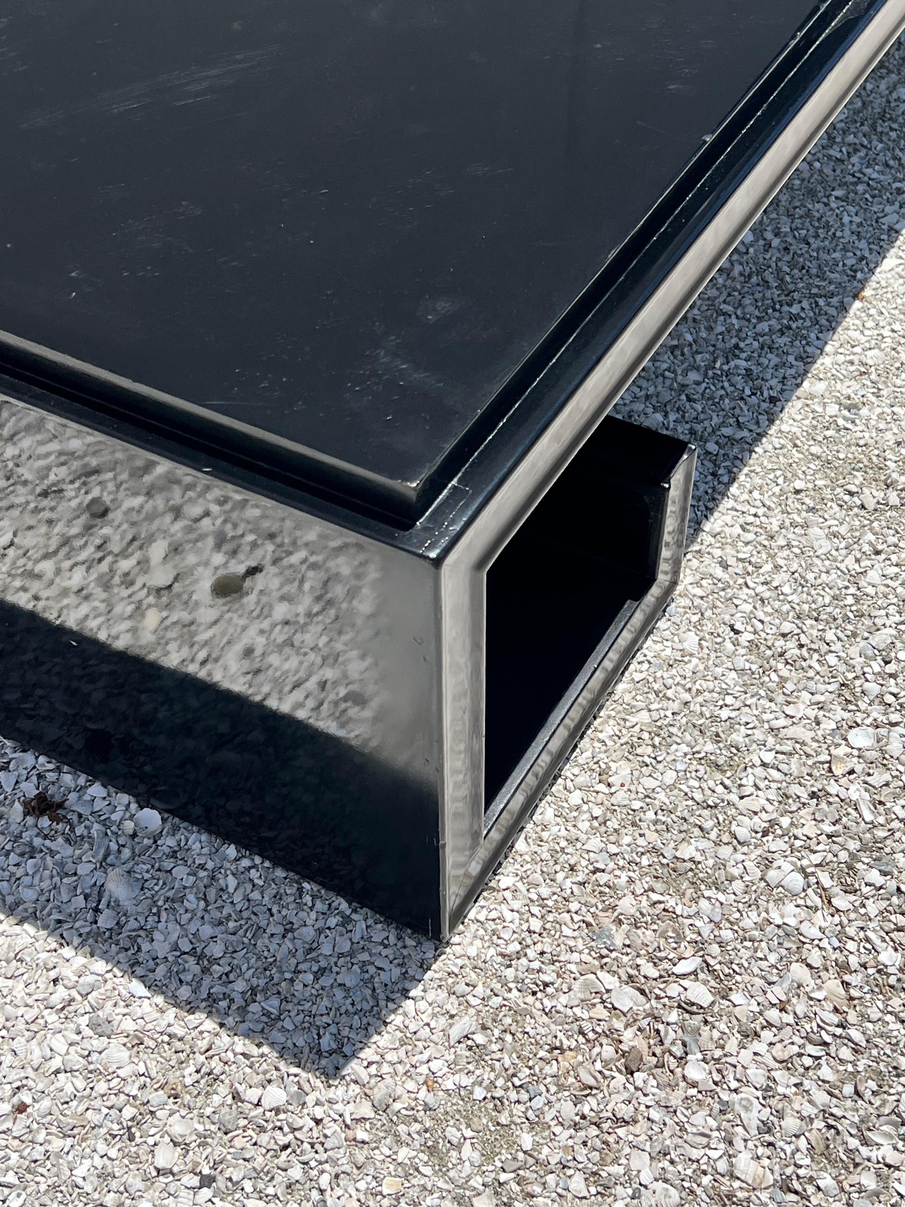 Acajou Table basse signée James Mont, style clé grecque, vers 1950 en vente