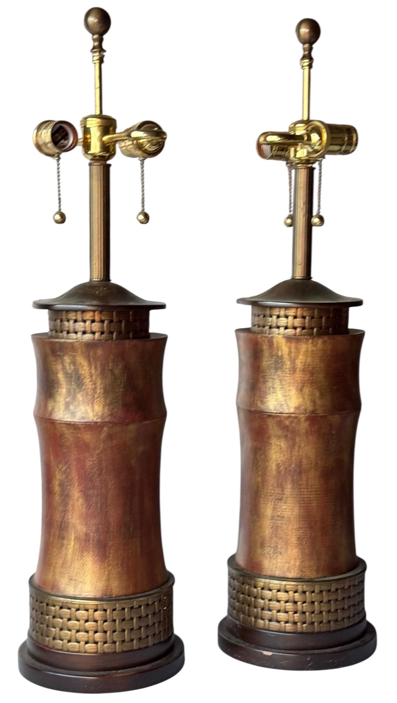 Pareja de lámparas de bambú de imitación cilíndricas Asian Modern Frederick Cooper de James Mont Estadounidense en venta