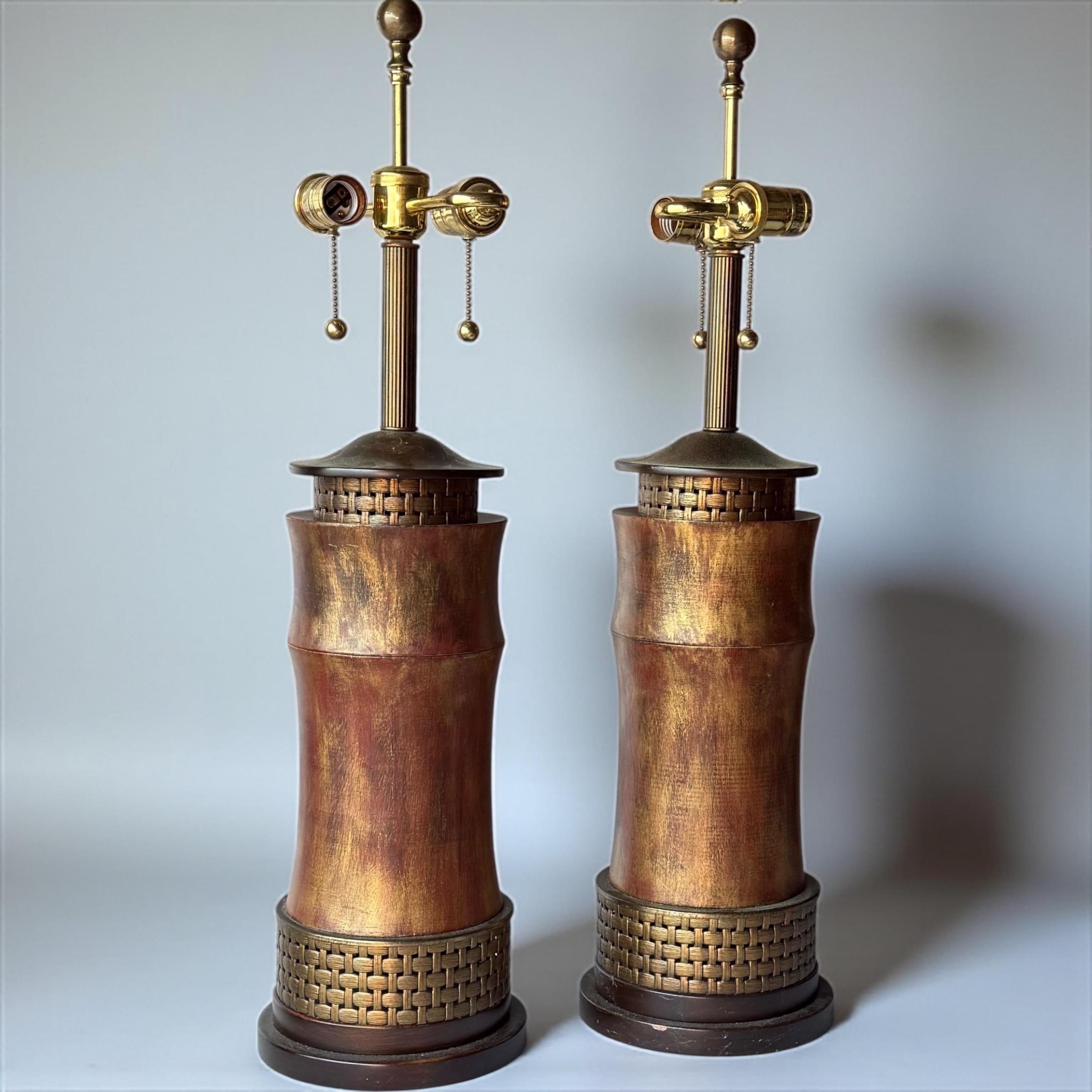 Pareja de lámparas de bambú de imitación cilíndricas Asian Modern Frederick Cooper de James Mont Latón en venta