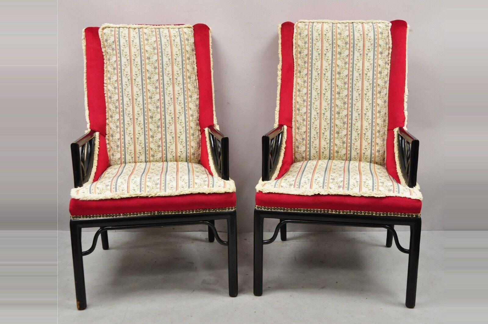 Vintage James Mont Style Noir Chinois Chinois Fretwork Red Lounge Chairs - a Pair. L'article présente des cadres en bois massif, une finition noire vieillie, une tapisserie rouge et beige, des accents sculptés, un artisanat américain de qualité, un