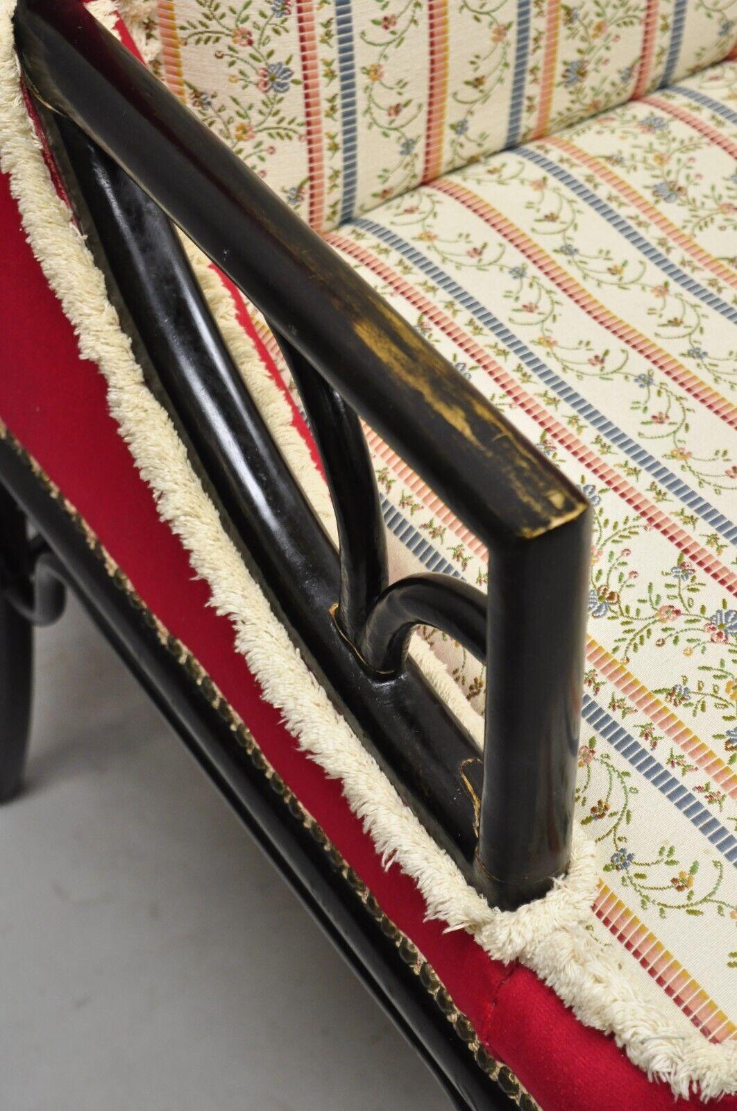 Paire de fauteuils de salon noirs de style James Mont en chinoiserie ajourée en rouge en vente 1