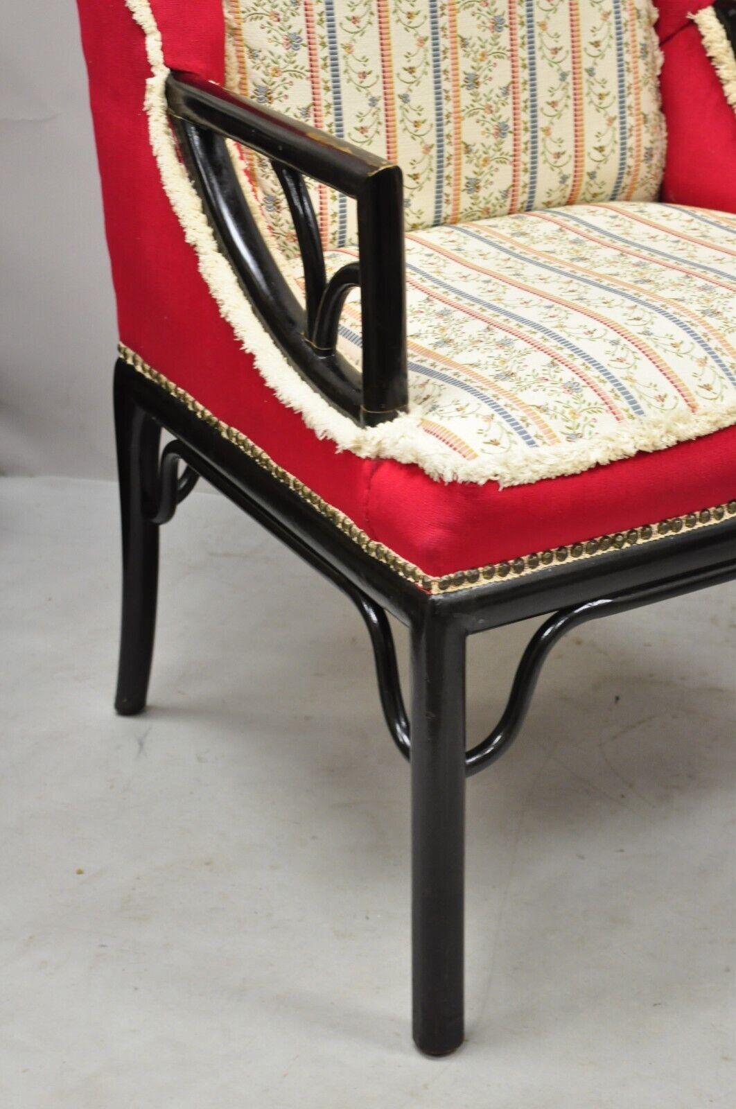 Paire de fauteuils de salon noirs de style James Mont en chinoiserie ajourée en rouge en vente 2