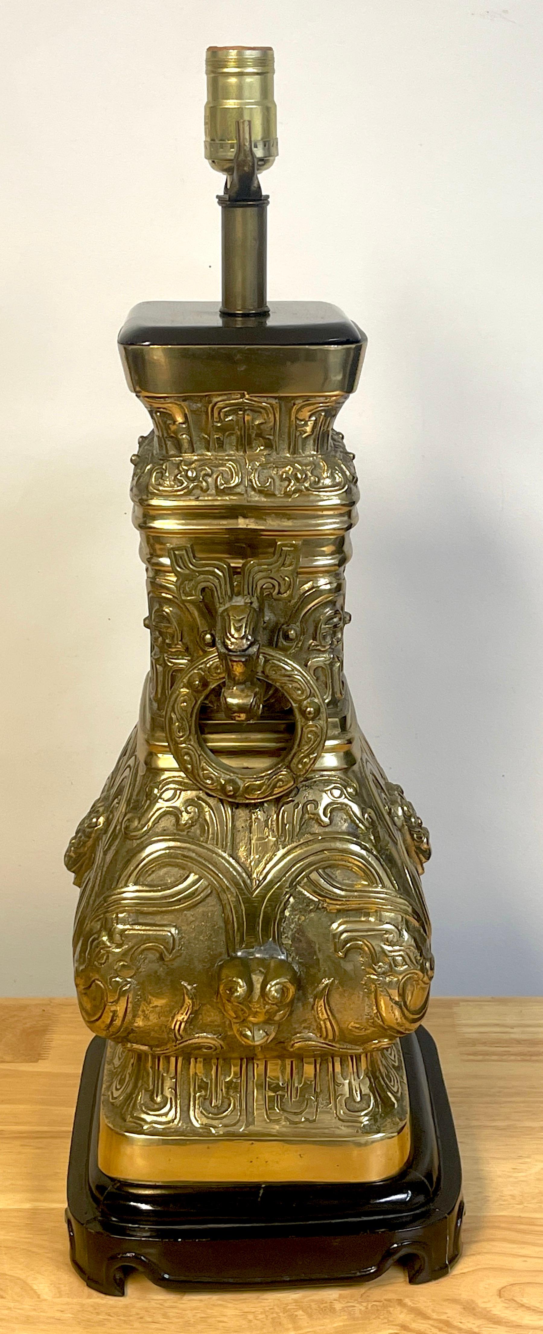 Mid-Century Modern Vase à vin chinois « Hu » en laiton de style James Mont, converti en lampe en vente