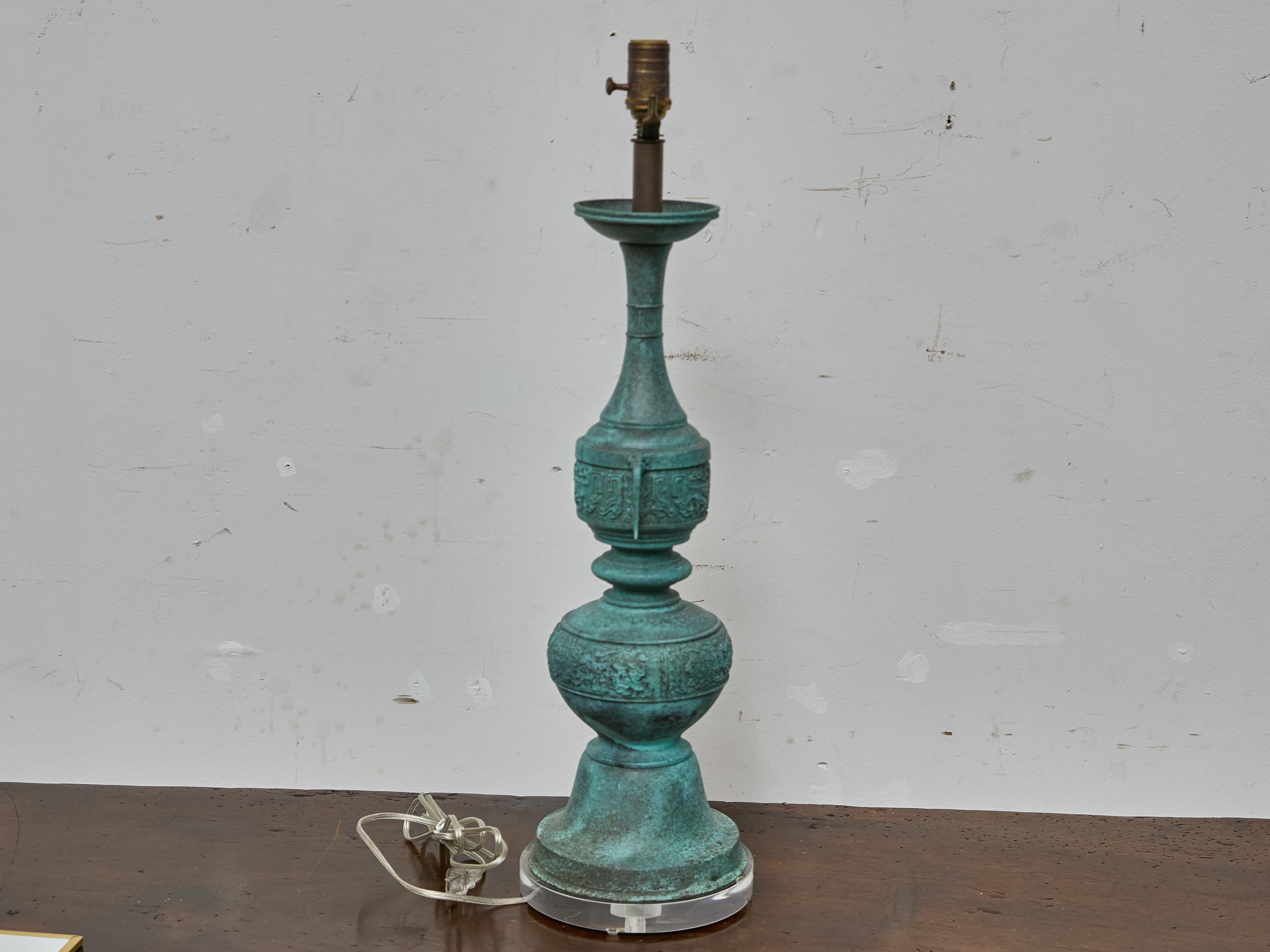 James Mont Style Bronze Table Lamp with Patinated Finish on Lucite Base (20. Jahrhundert) im Angebot