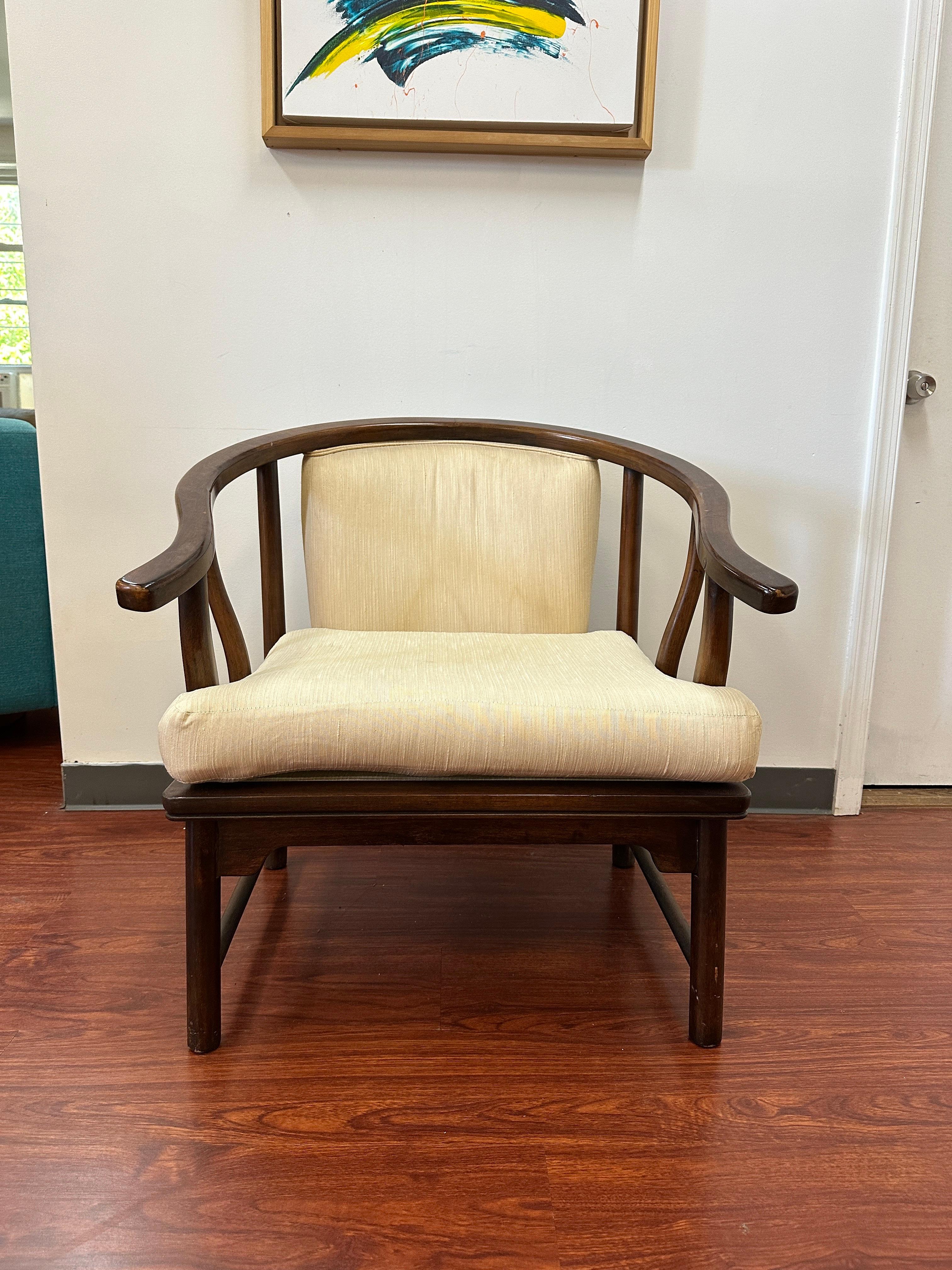 Esta silla está en buen estado. Leves rozaduras ocasionales en el acabado de la madera y algunas zonas de decoloración muy tenue en la tela. Por lo demás, la silla se presenta bien.