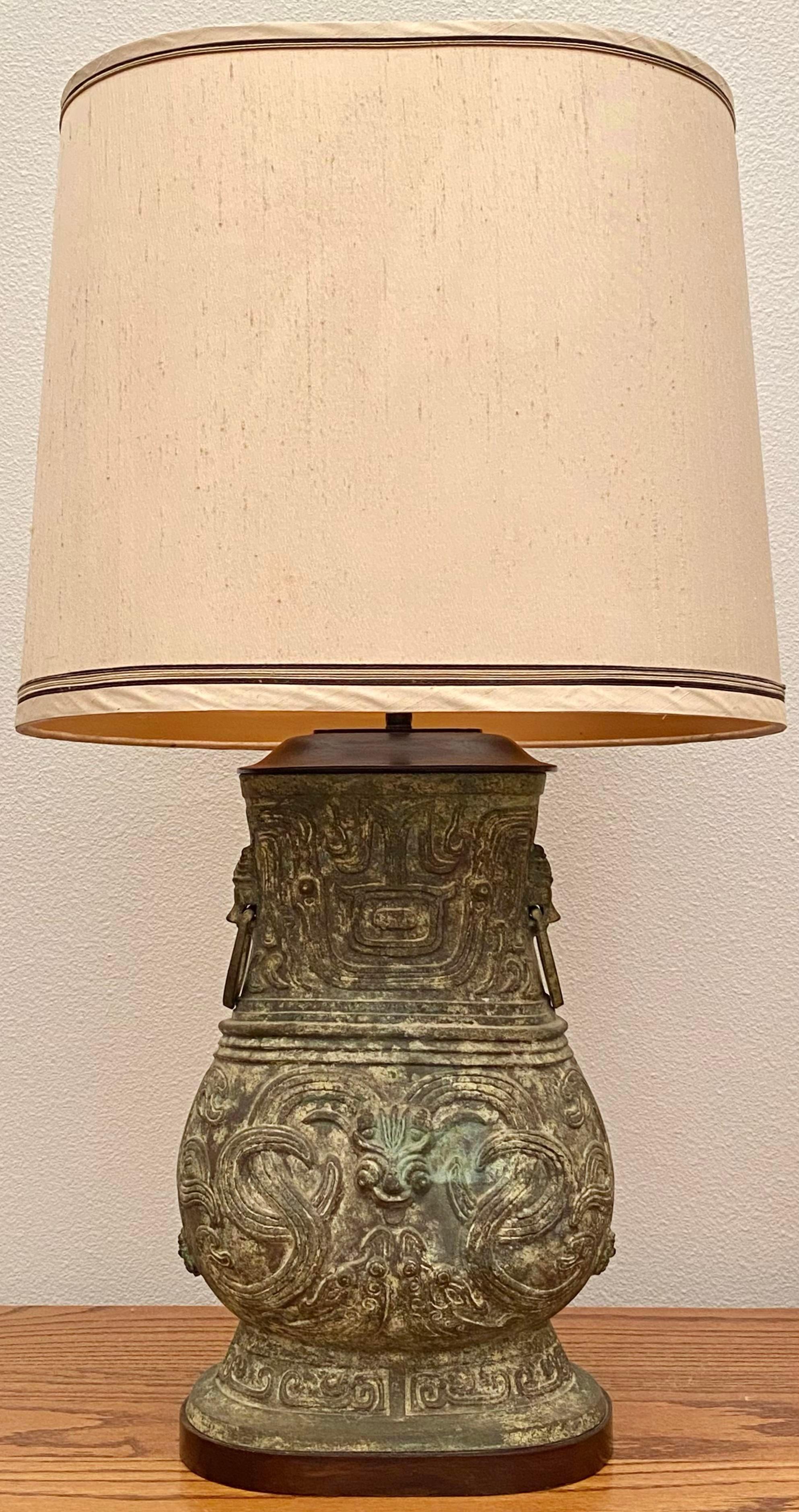 Américain Paire de lampes de style James Mont en bronze moulé en sable de style chinoiserie avec poignée annulaire en vente