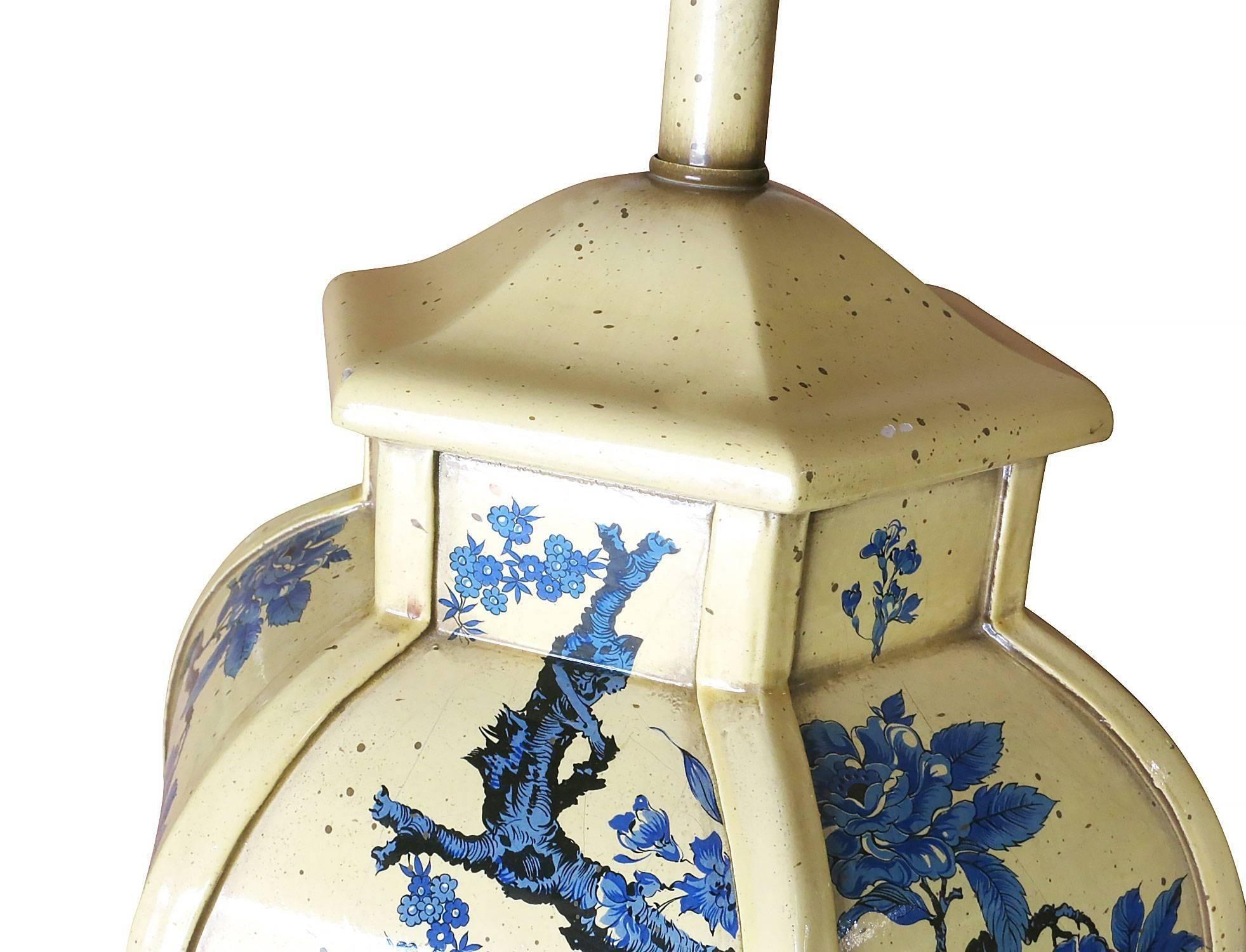 Paire de lampes d'inspiration asiatique du milieu du siècle, style James Mont, en émail Excellent état - En vente à Van Nuys, CA