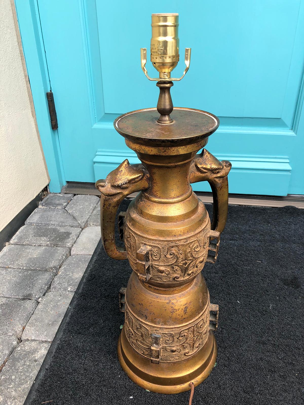 James Mont Style Mid-20th Century Gilt Metal Asian Form Lamp For Sale 8