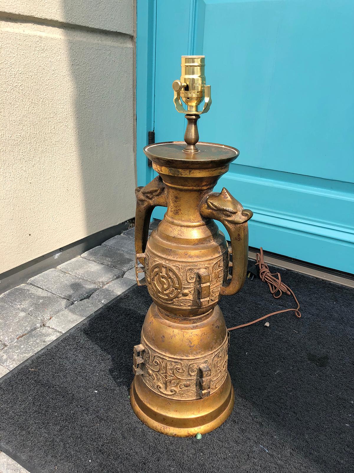 James Mont Style Mid-20th Century Gilt Metal Asian Form Lamp In Good Condition For Sale In Atlanta, GA