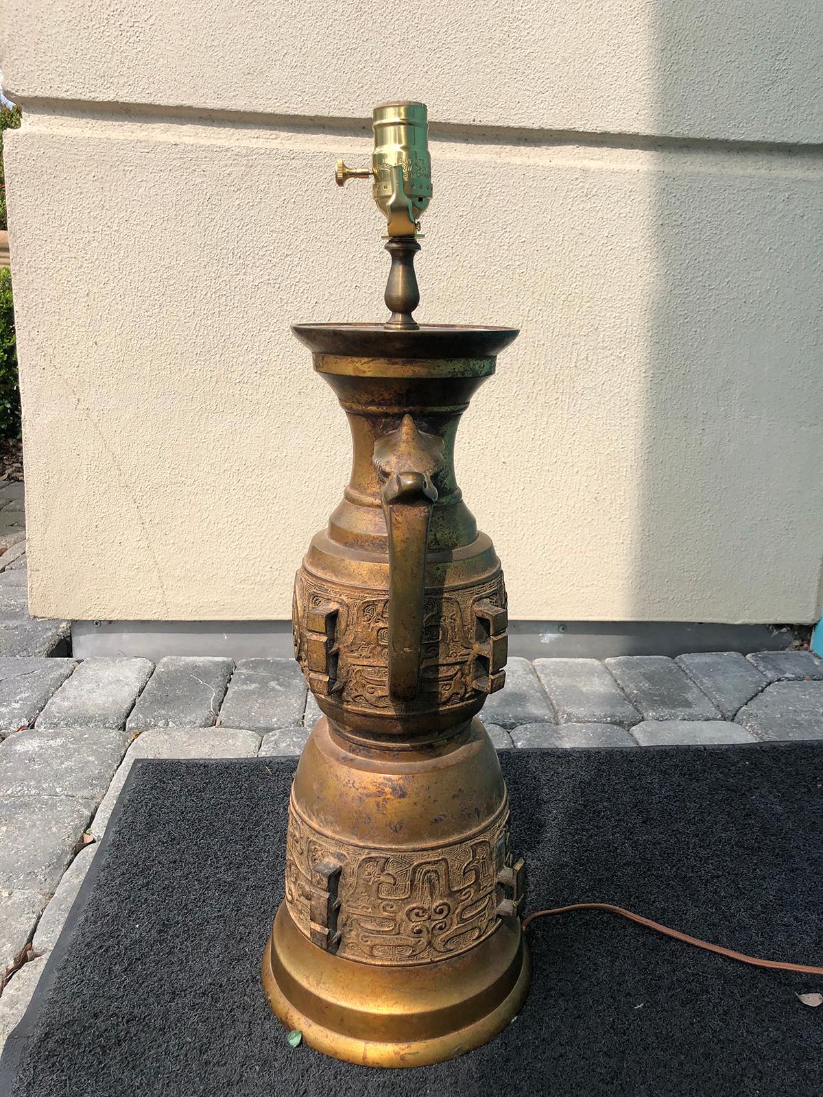 James Mont Style Mid-20th Century Gilt Metal Asian Form Lamp For Sale 1