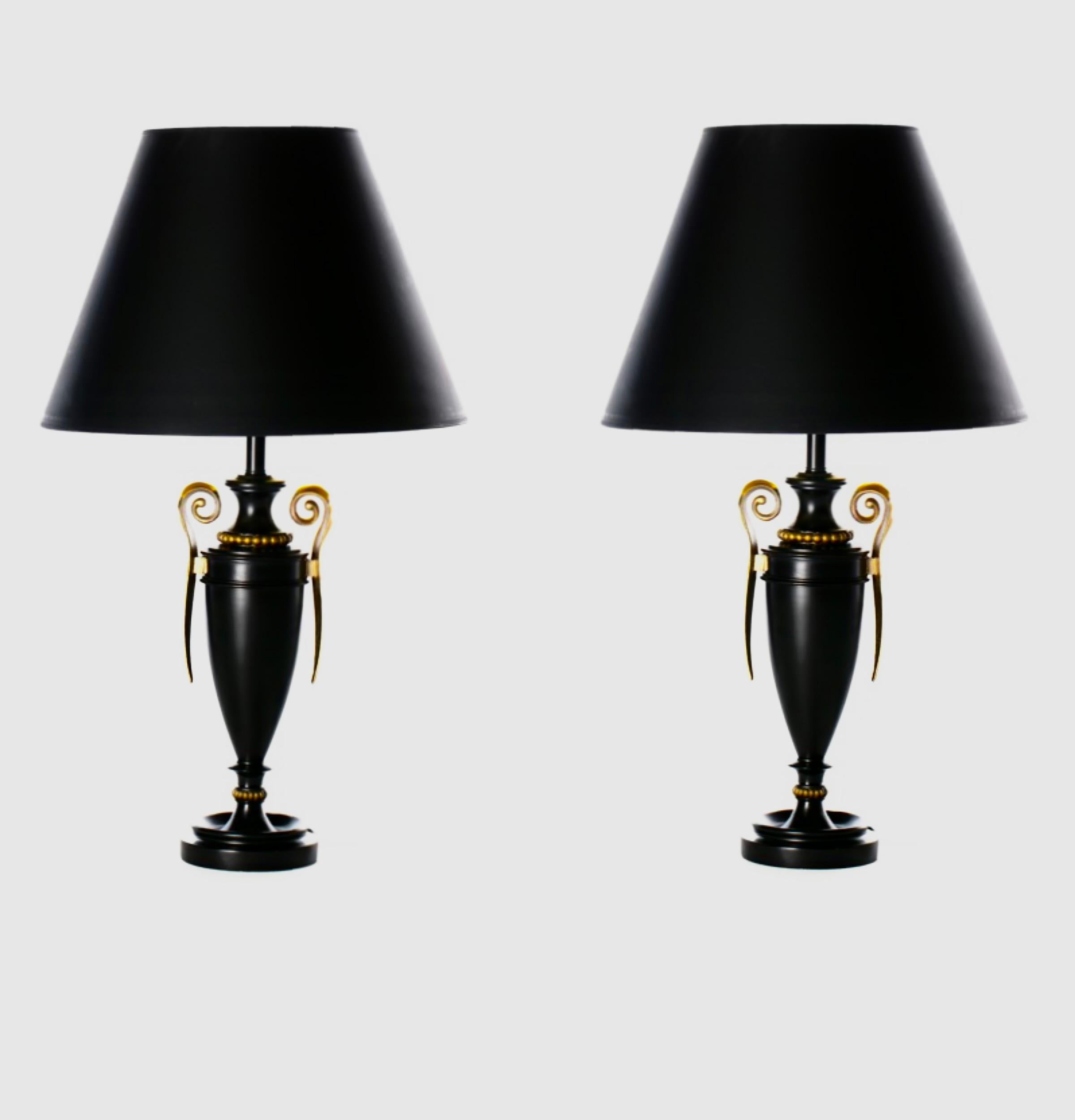Lámparas urna negras neoclásicas estilo James Mont con asas de latón de Stiffel 1960 en venta 4