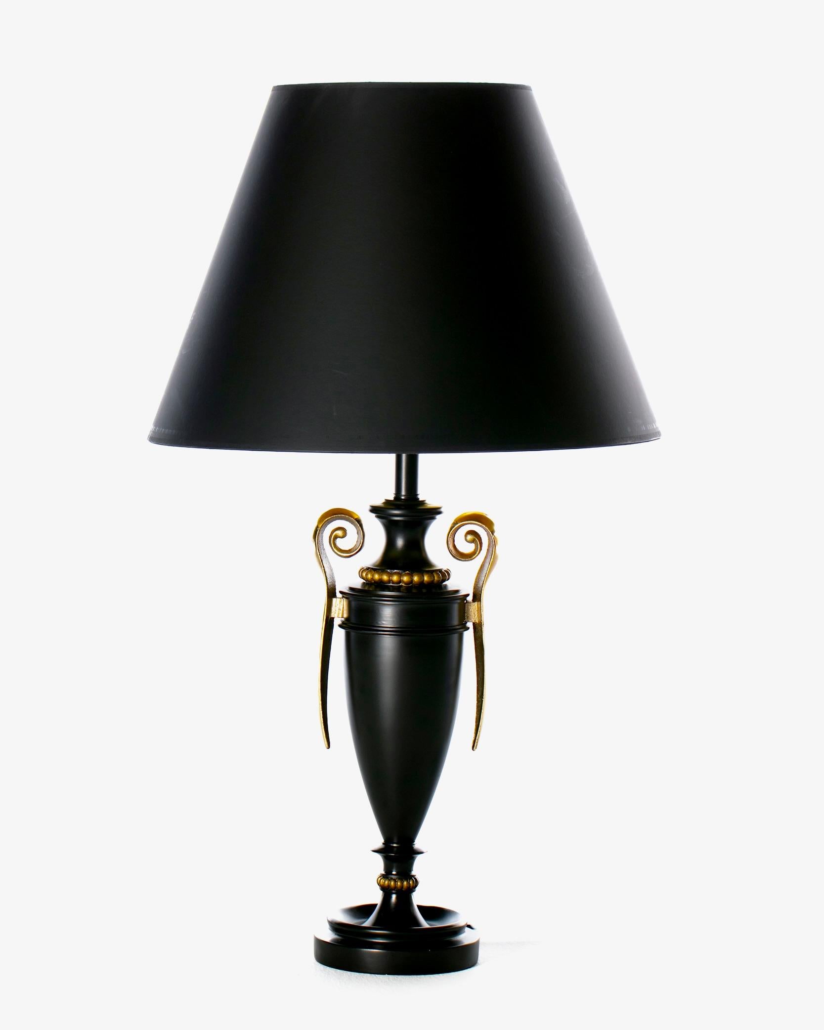 Preciosa pareja de lámparas de mesa neoclásicas Stiffel totalmente restauradas y recién lacadas en negro con asas de latón pulido. Refinado y de clase alta sin disculpas. Rezuma elegancia y glamour Billy Haines. Interesante silueta de urna curvada