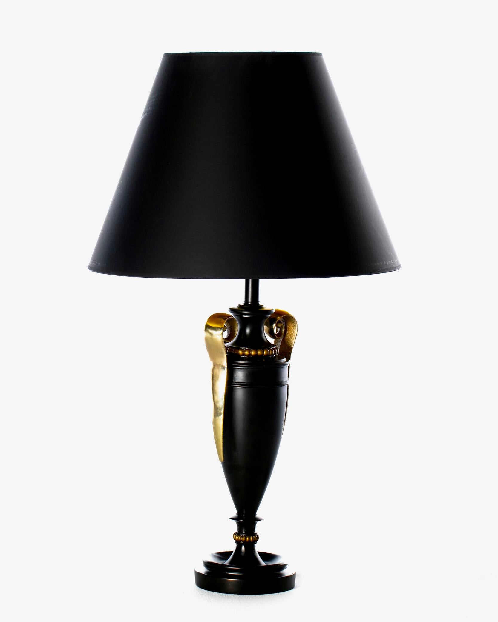 Lámparas urna negras neoclásicas estilo James Mont con asas de latón de Stiffel 1960 Neoclásico en venta