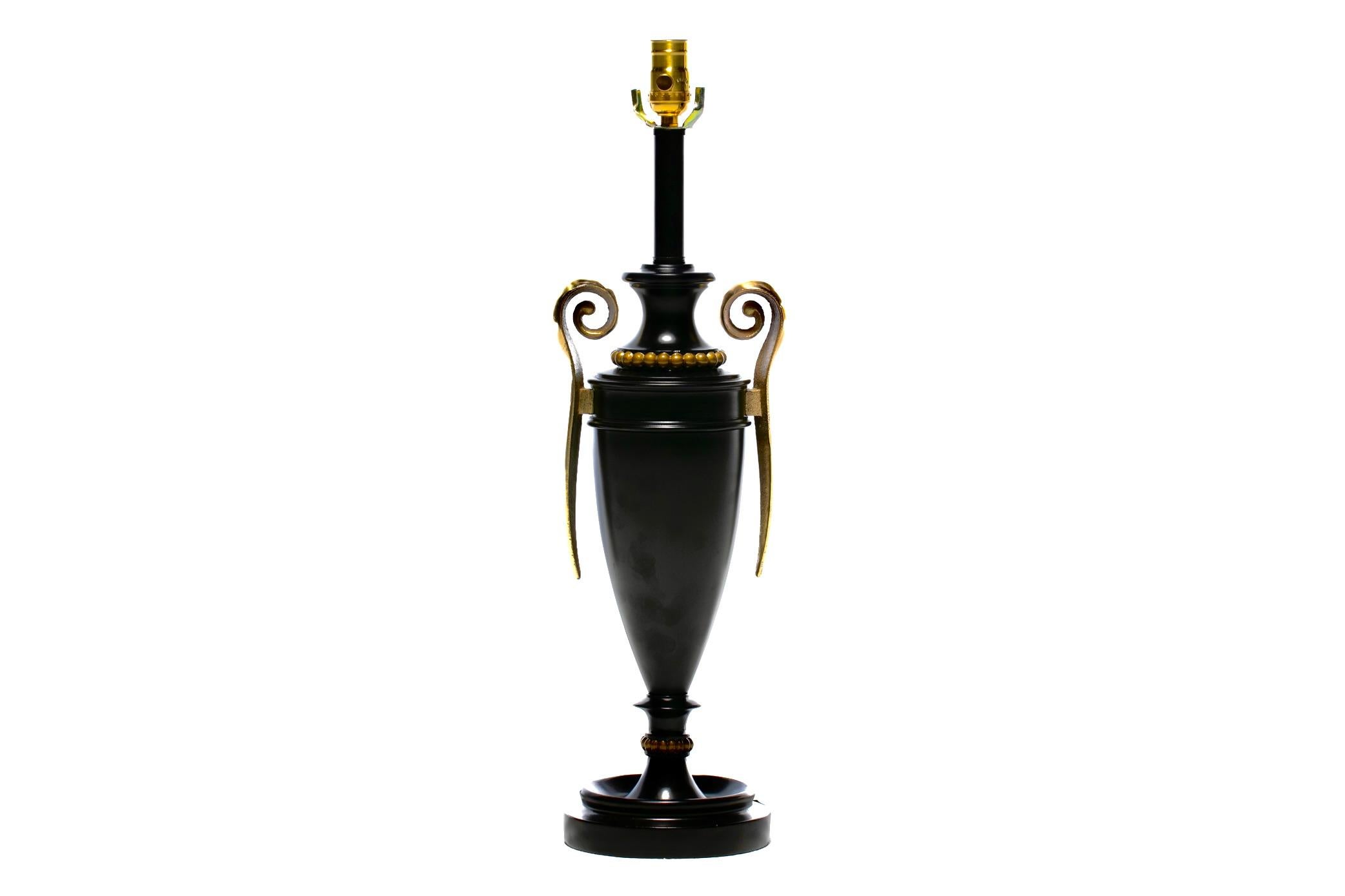Lámparas urna negras neoclásicas estilo James Mont con asas de latón de Stiffel 1960 Estadounidense en venta