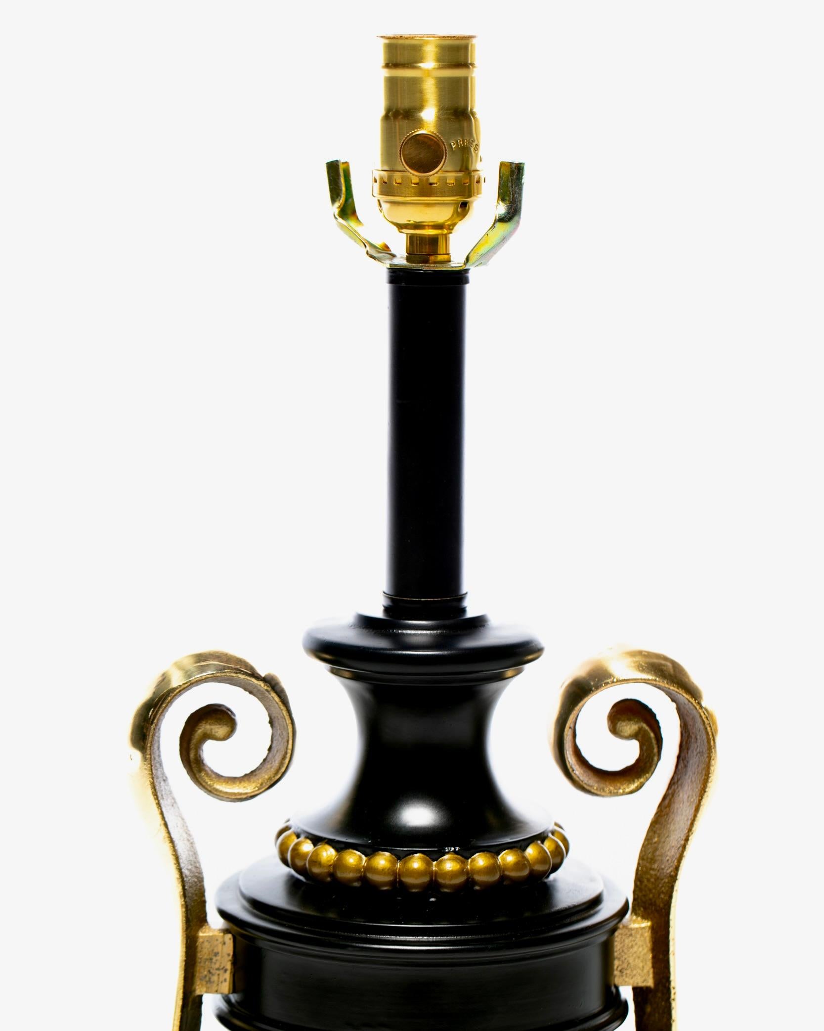 Lámparas urna negras neoclásicas estilo James Mont con asas de latón de Stiffel 1960 Lacado en venta