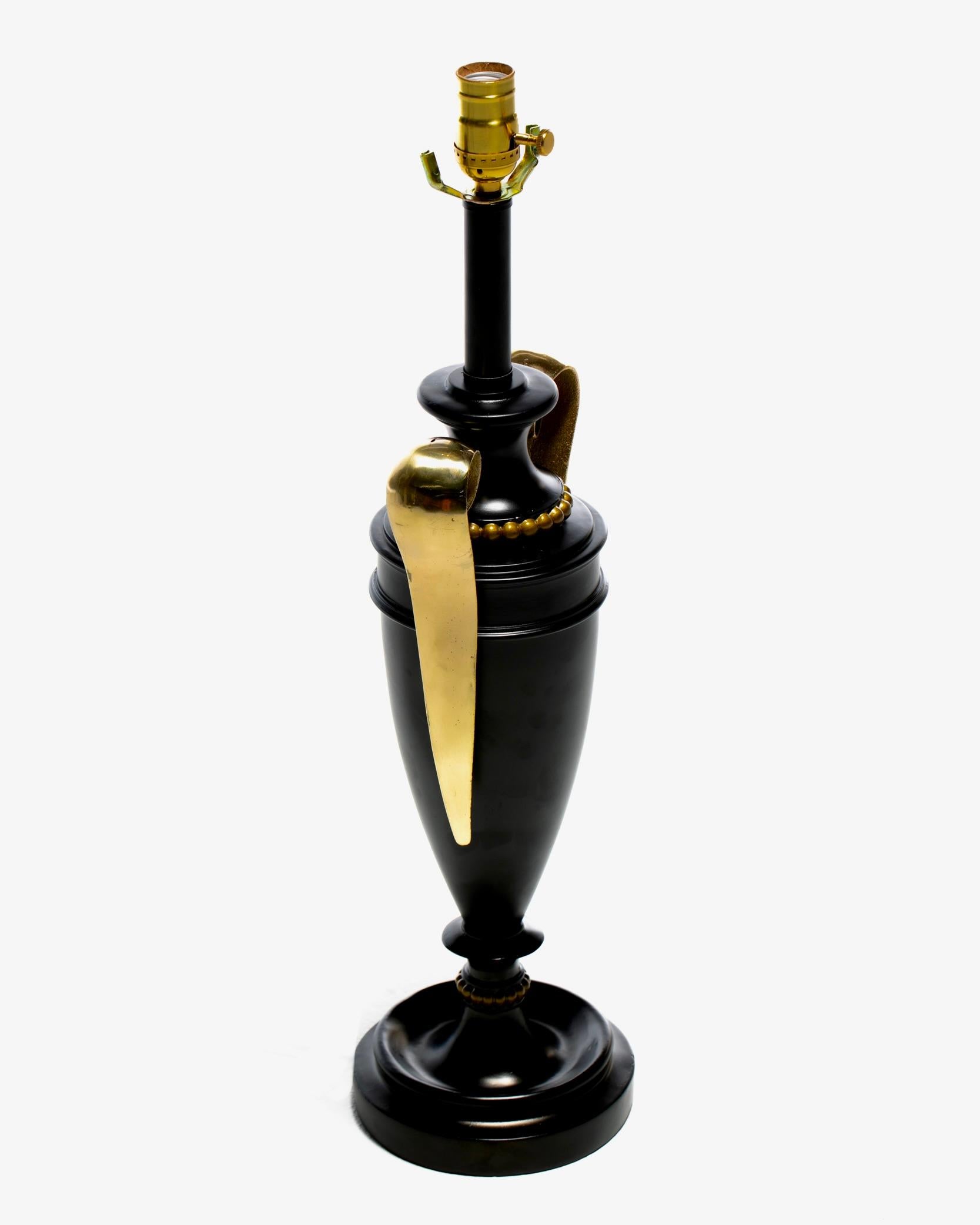 Lámparas urna negras neoclásicas estilo James Mont con asas de latón de Stiffel 1960 en Bueno estado para la venta en Saint Louis, MO