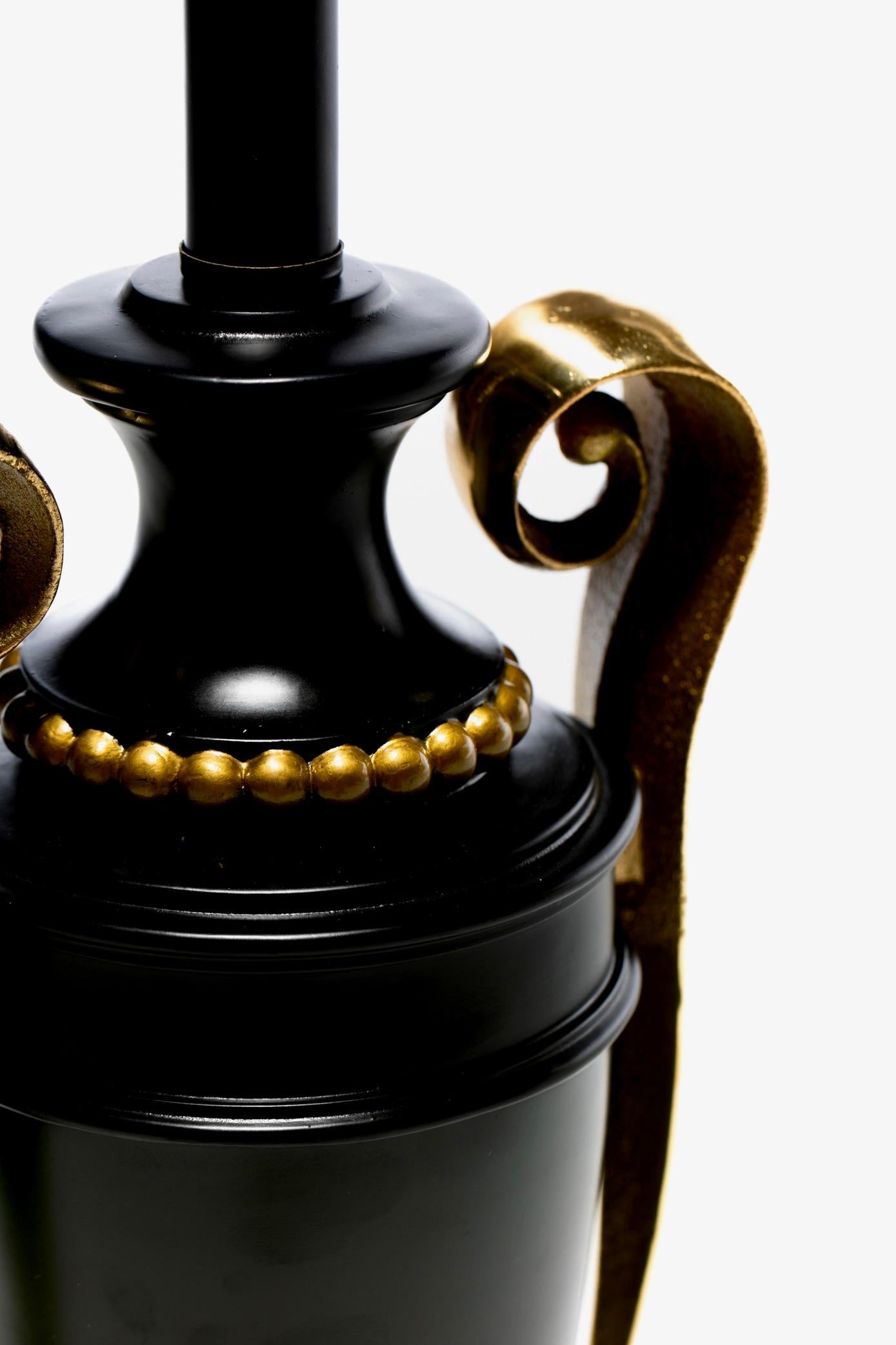 Lámparas urna negras neoclásicas estilo James Mont con asas de latón de Stiffel 1960 mediados del siglo XX en venta