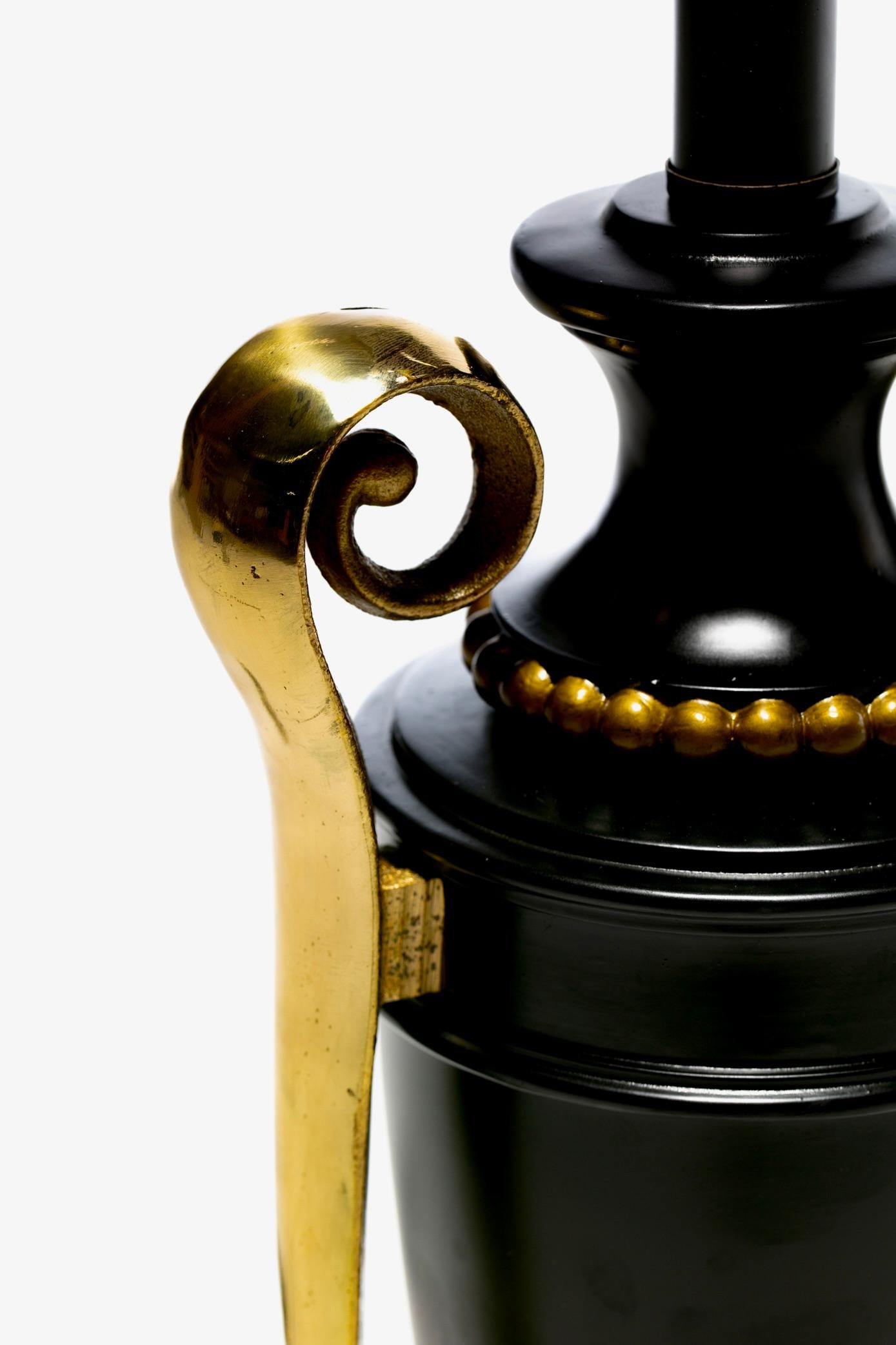 Lámparas urna negras neoclásicas estilo James Mont con asas de latón de Stiffel 1960 Metal en venta