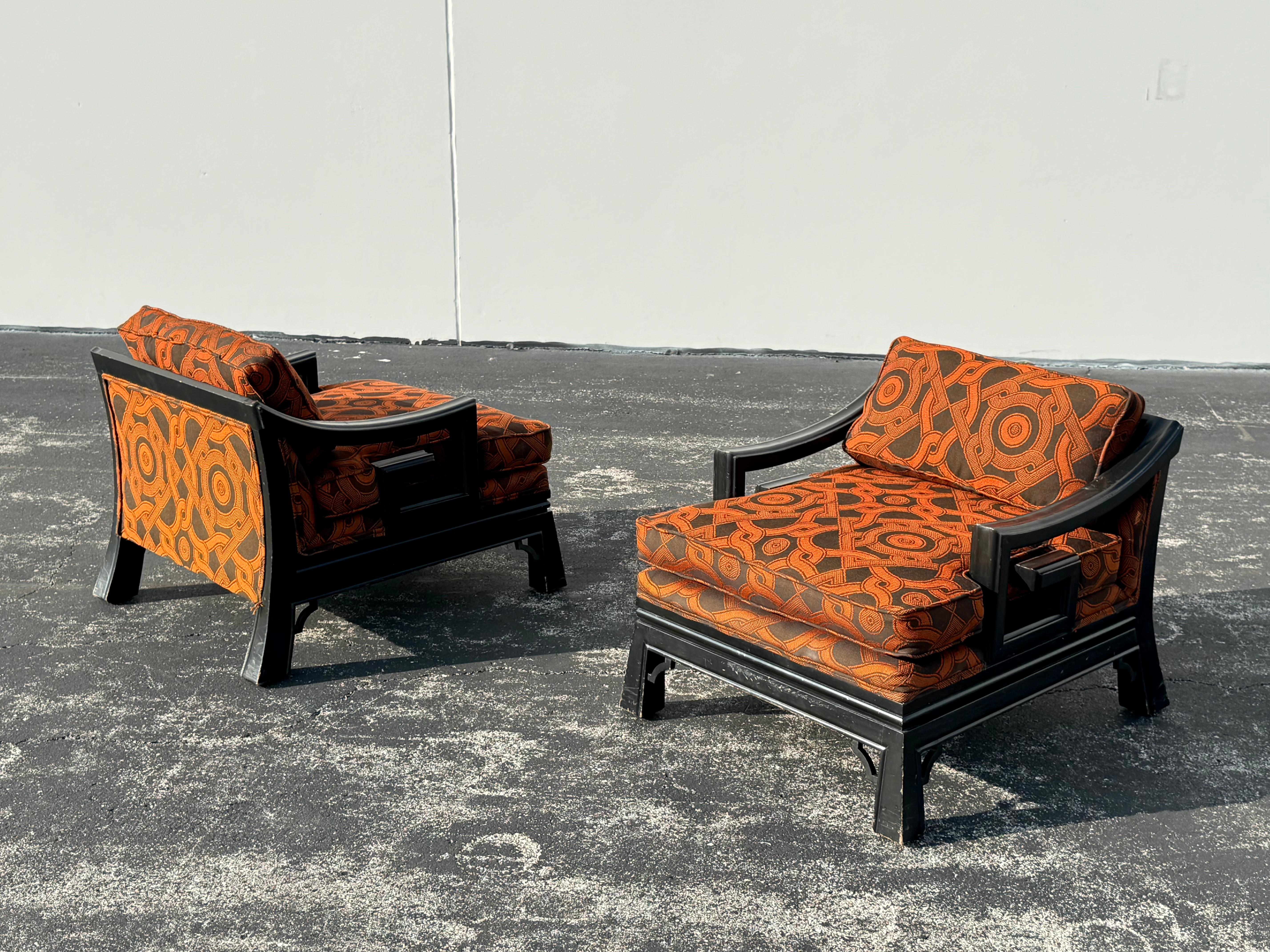 Mid-Century Modern Paire de fauteuils de style James Mont avec cadres noirs d'influence asiatique en vente