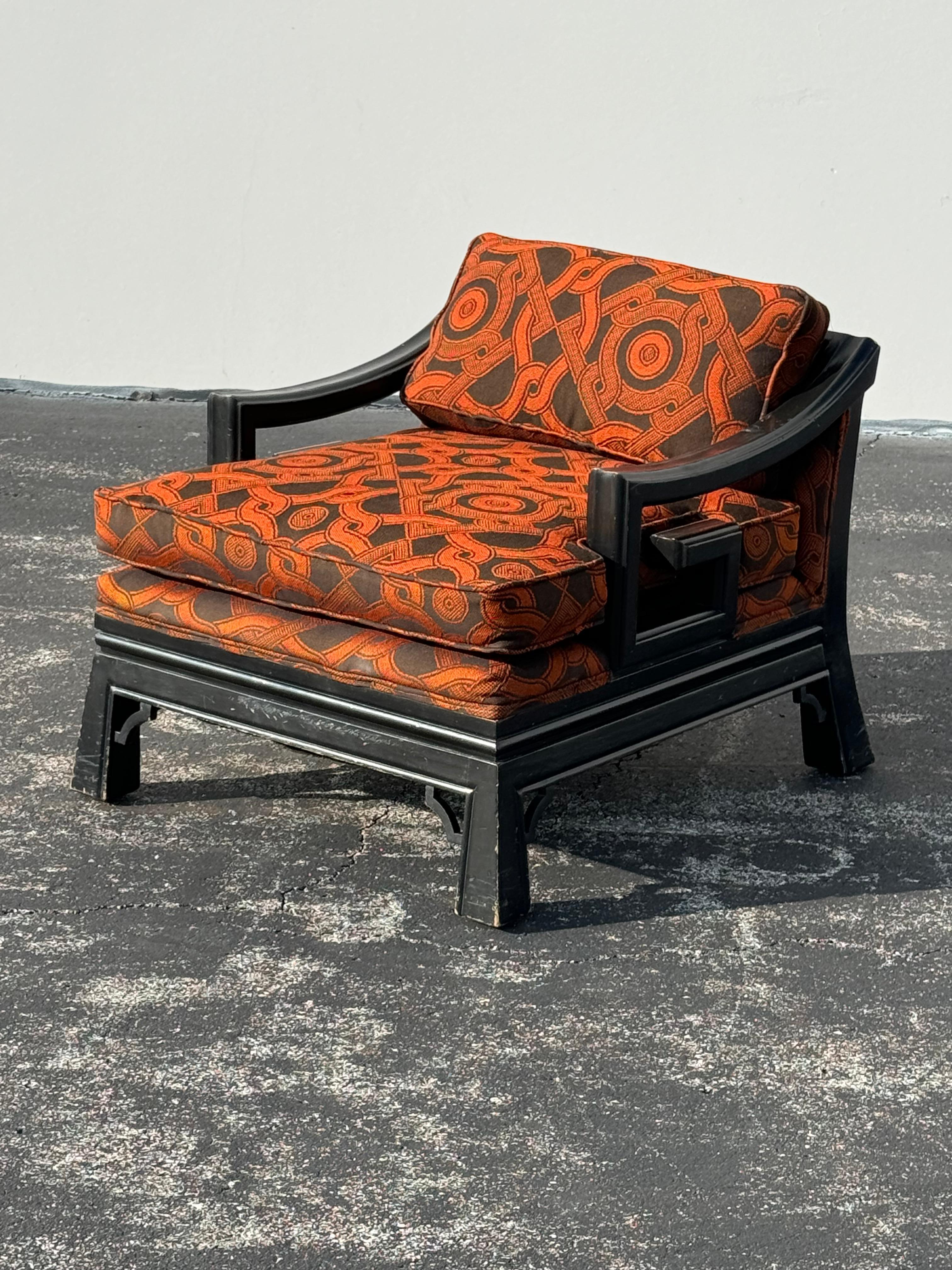 Paire de fauteuils de style James Mont avec cadres noirs d'influence asiatique Bon état - En vente à St. Louis, MO