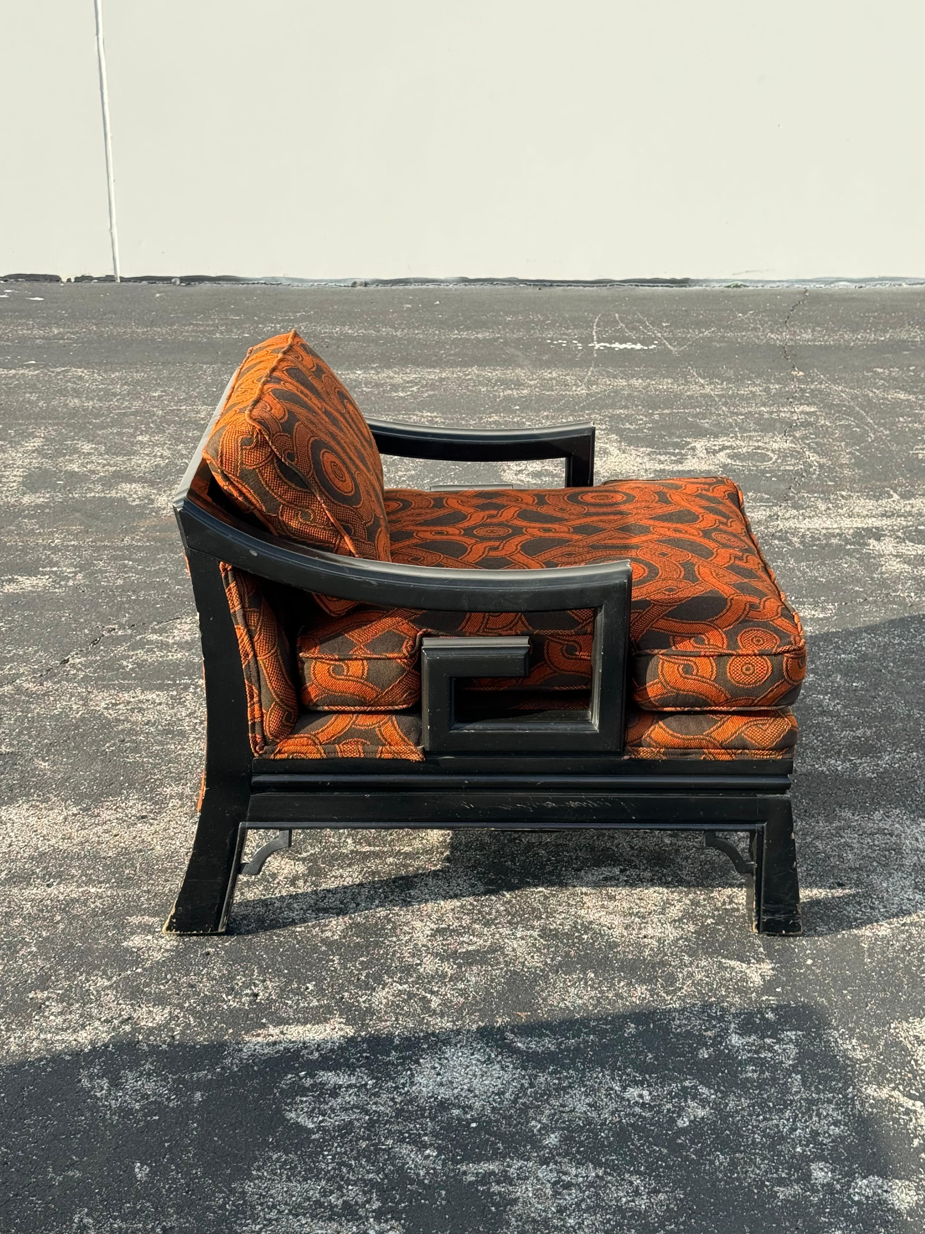 Milieu du XXe siècle Paire de fauteuils de style James Mont avec cadres noirs d'influence asiatique en vente