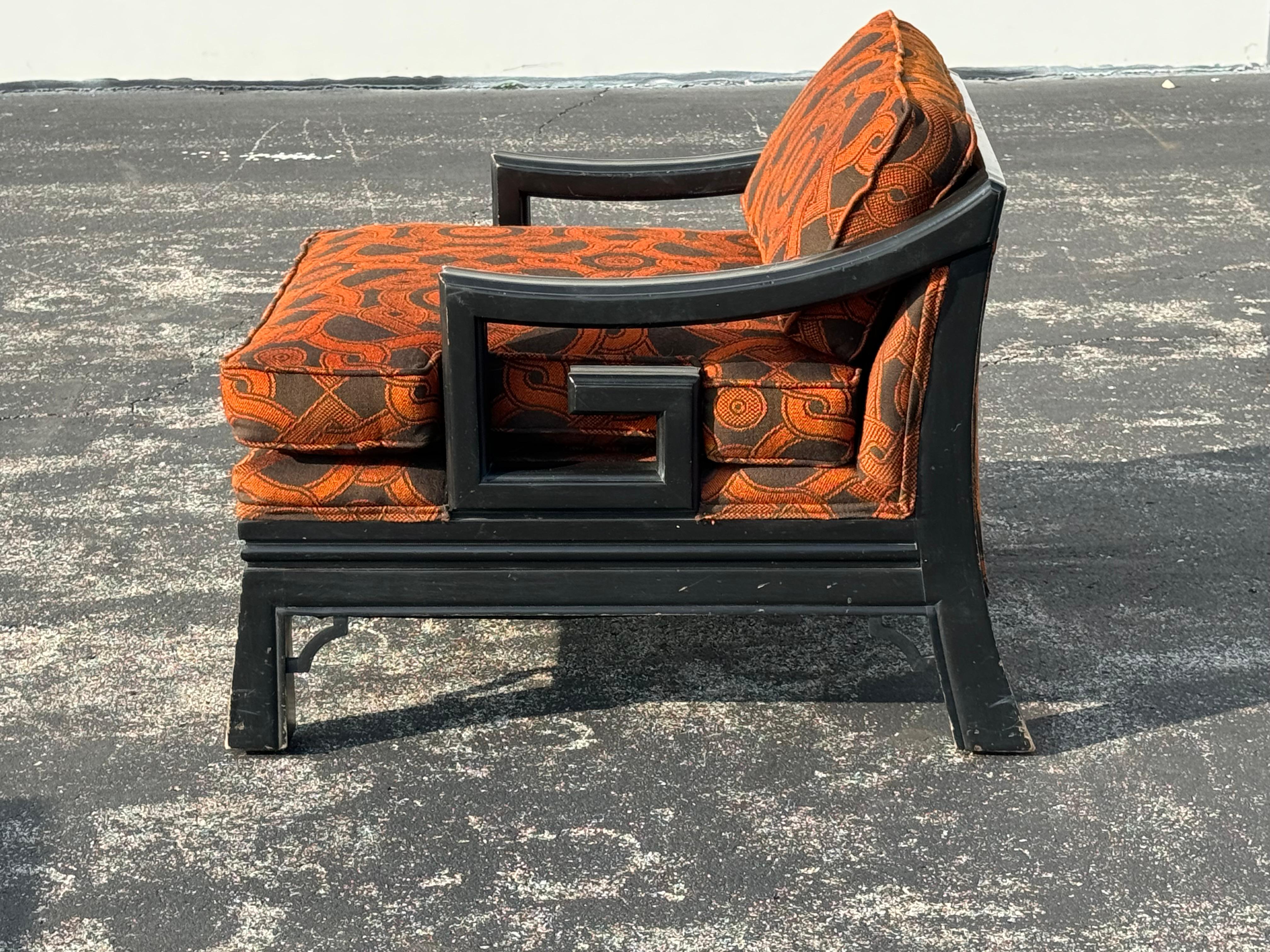 Tissu d'ameublement Paire de fauteuils de style James Mont avec cadres noirs d'influence asiatique en vente