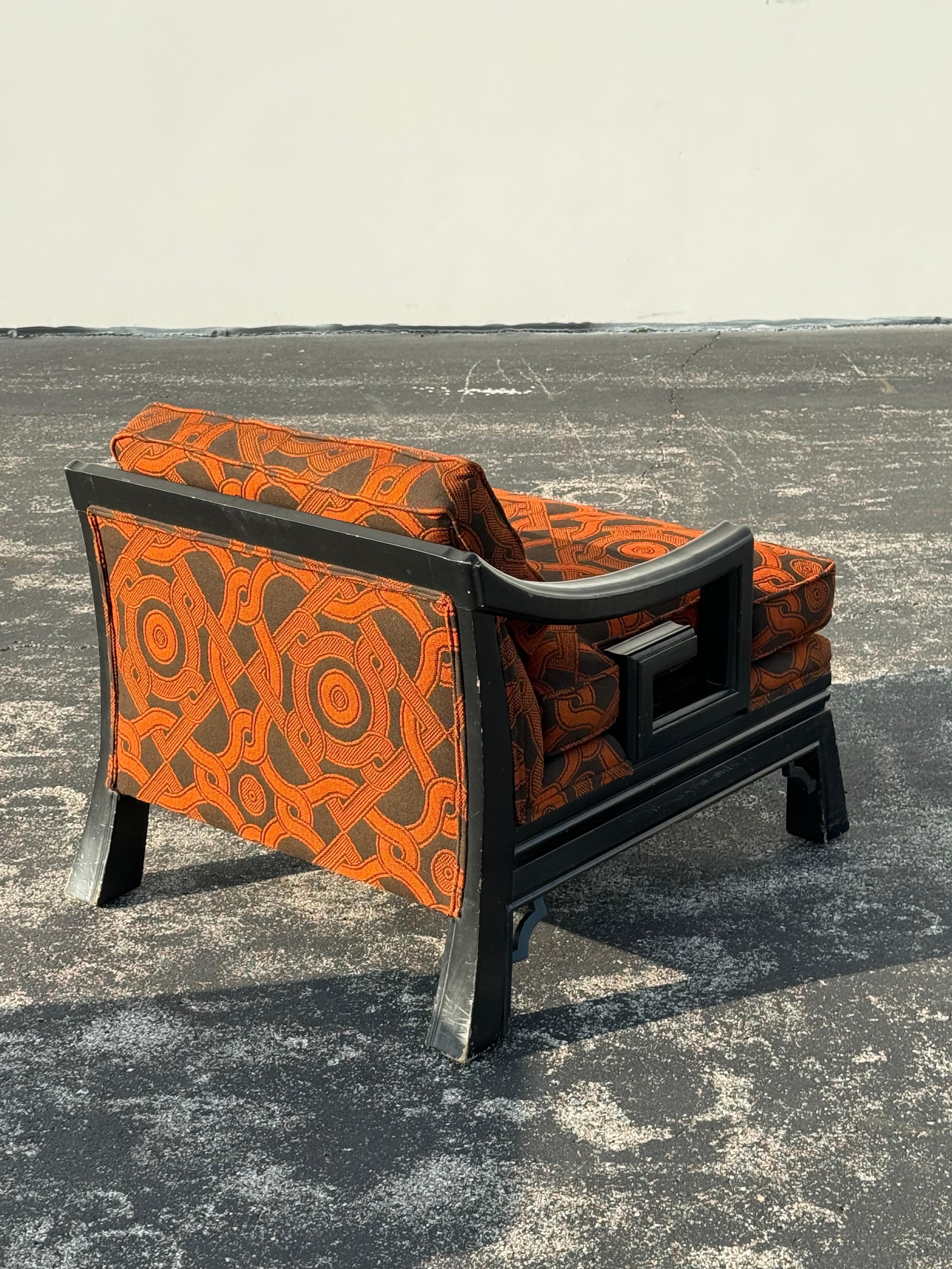 Paire de fauteuils de style James Mont avec cadres noirs d'influence asiatique en vente 3