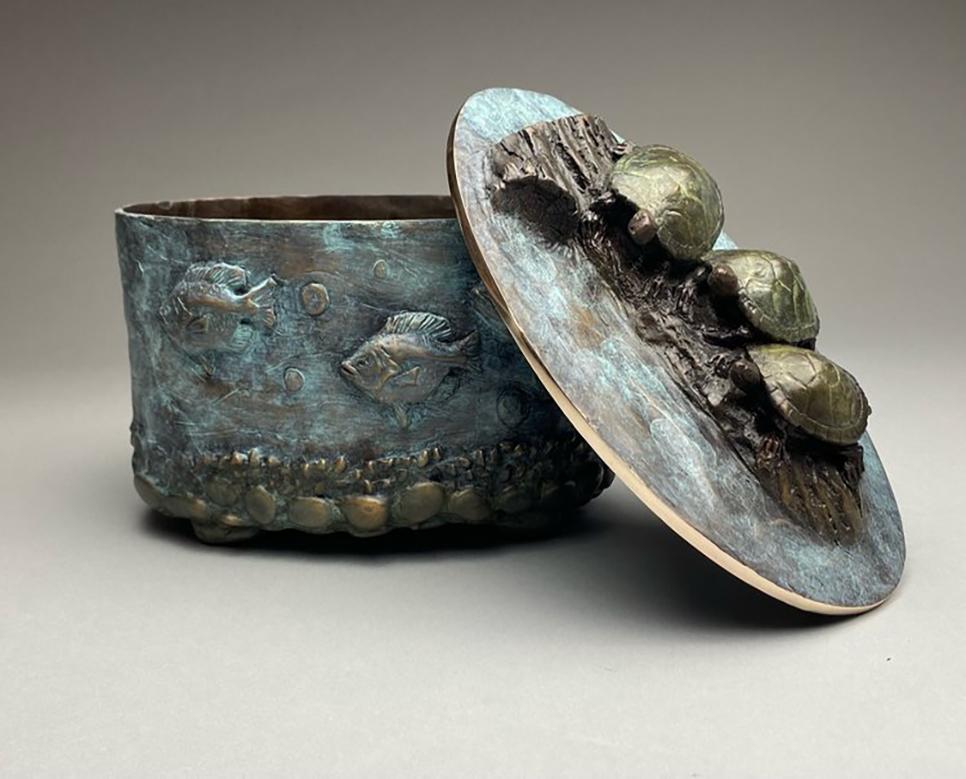 Farm Pond Urne – Sculpture von James Moore