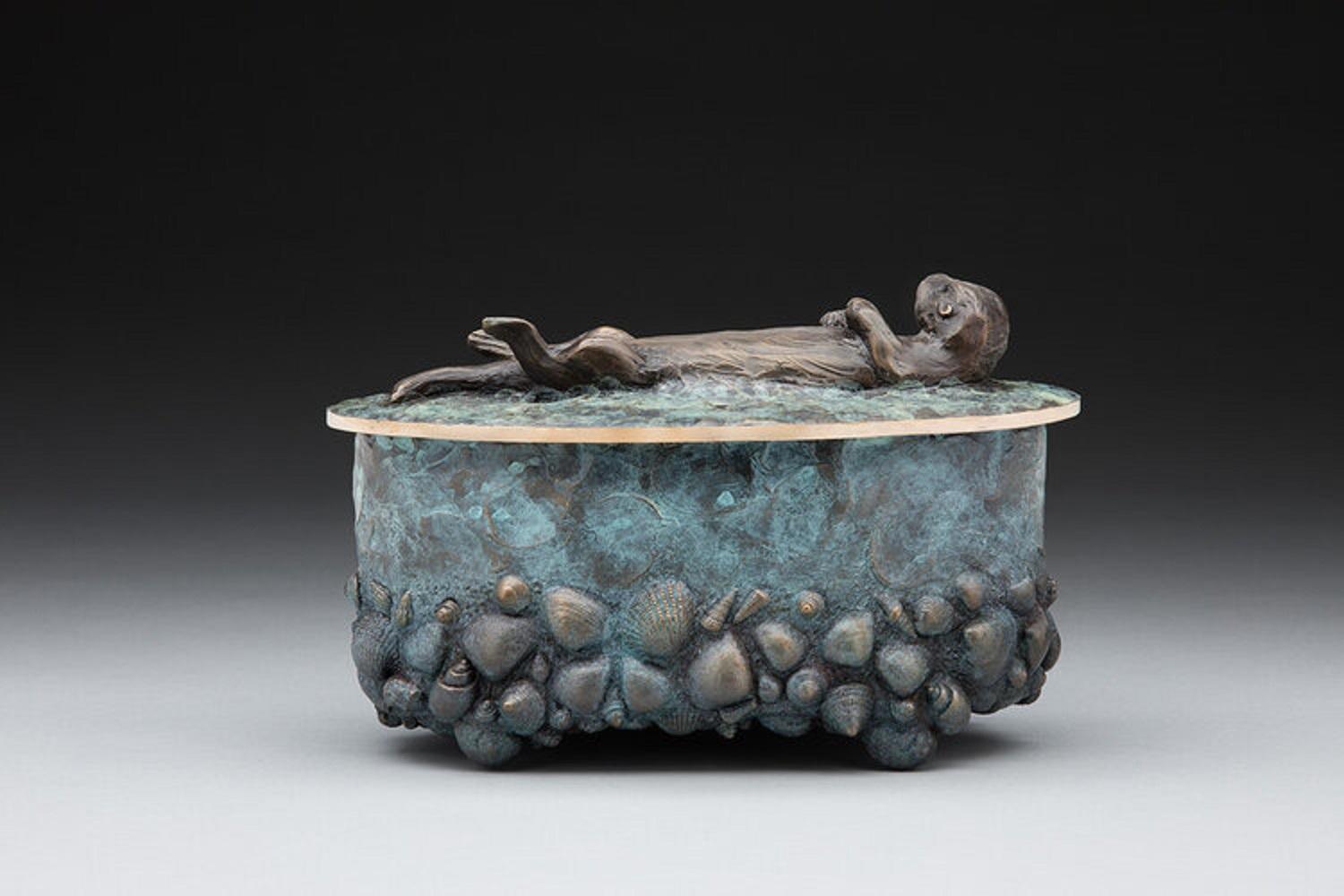 Urne en forme de loutre - Sculpture de James Moore