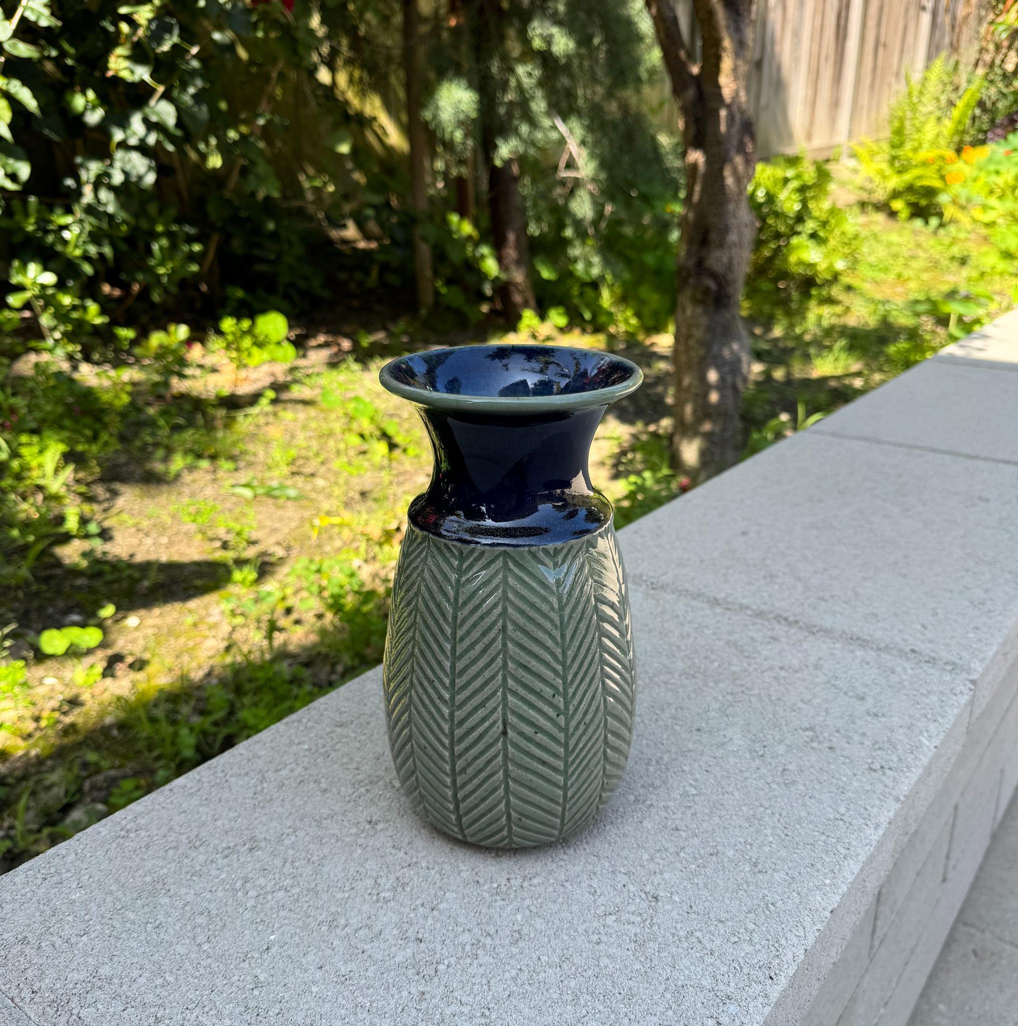 Vaso in ceramica James Morris Cotter, Stati Uniti, XX secolo.  Firmato in basso. 